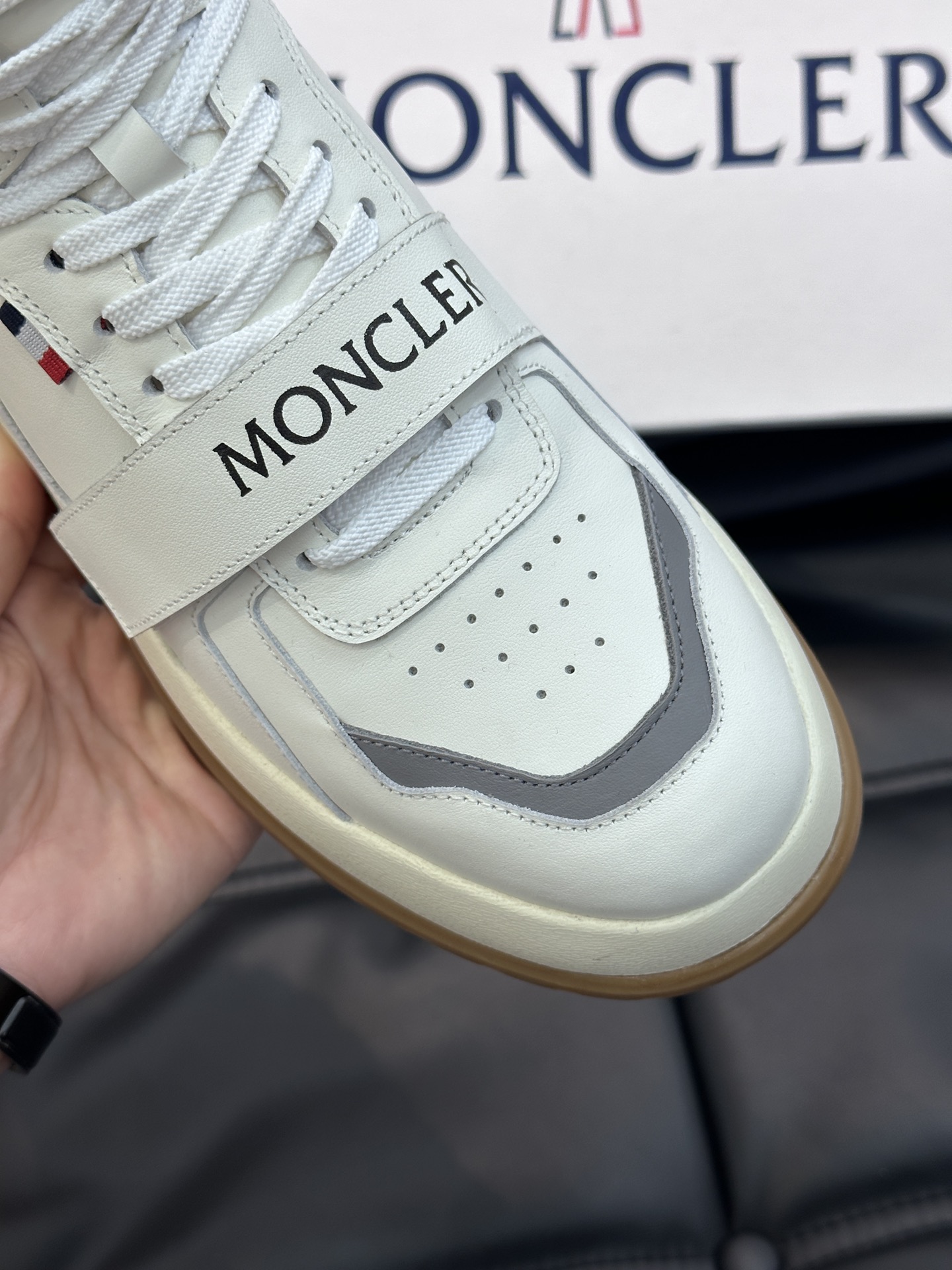 Moncler蒙口秋冬高帮男靴简约时尚风格采用柔软牛皮制成大底采用TPU+橡胶+高弹橡胶发泡组合成型具有