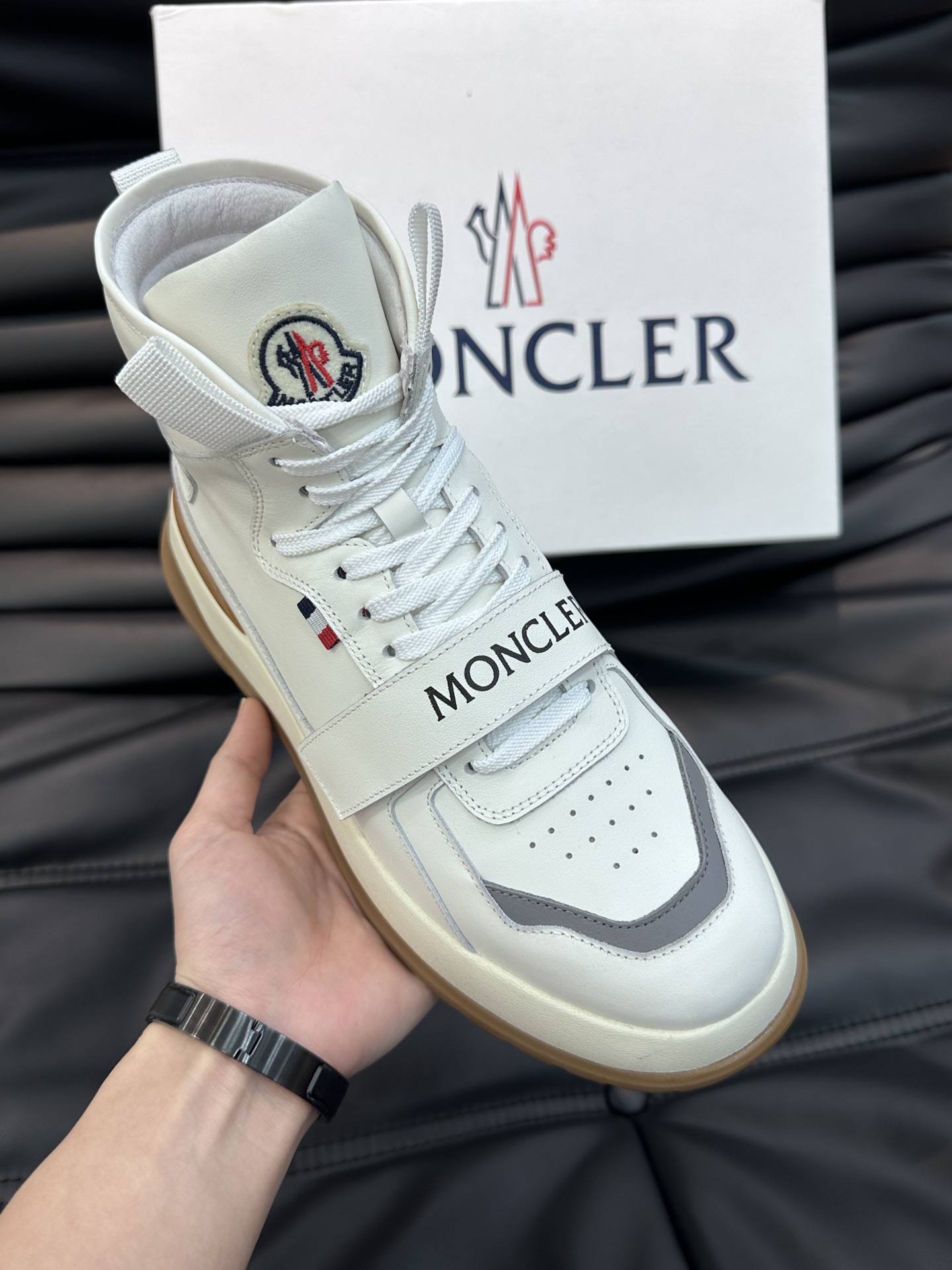 Moncler蒙口秋冬高帮男靴简约时尚风格采用柔软牛皮制成大底采用TPU+橡胶+高弹橡胶发泡组合成型具有