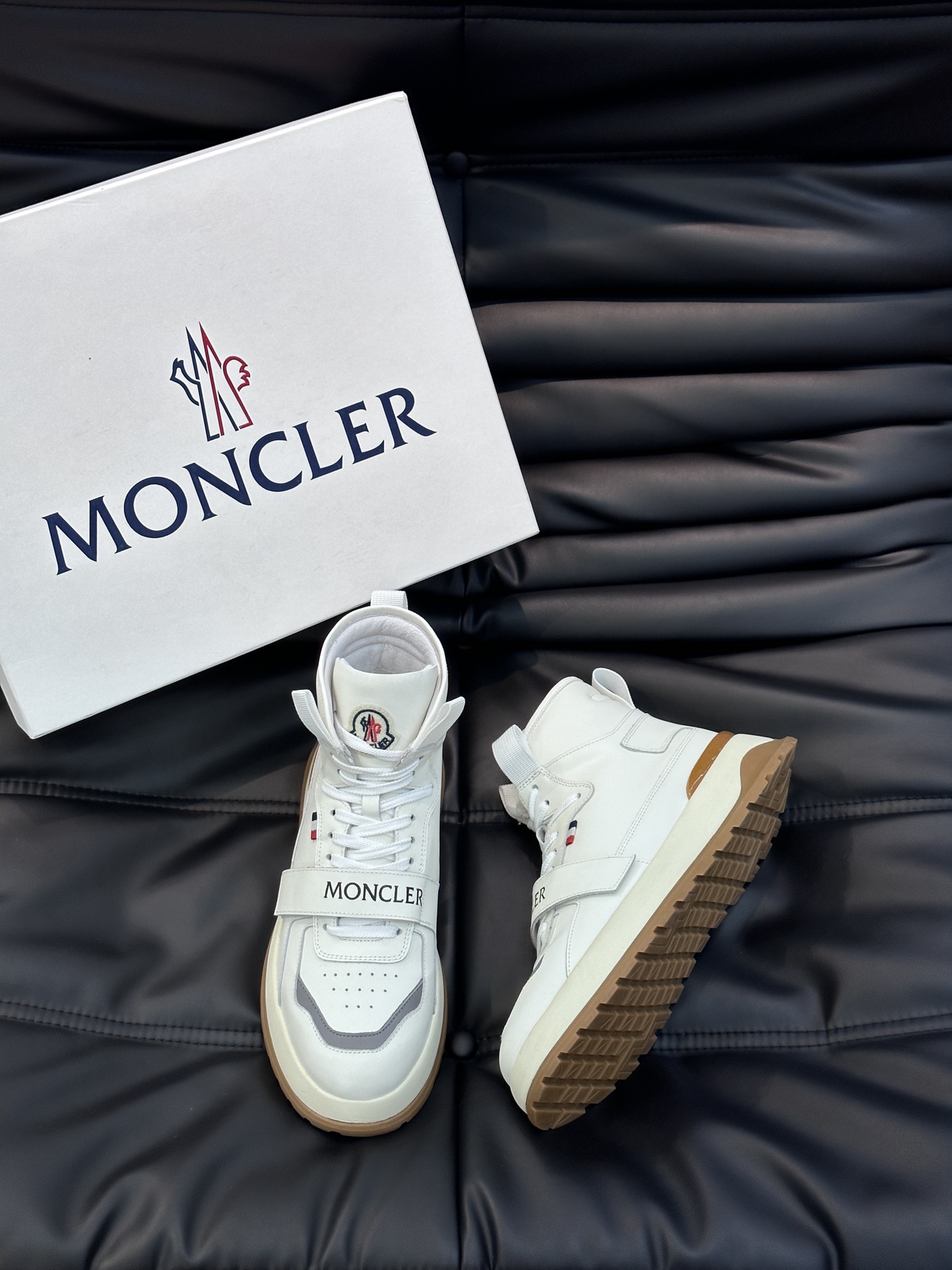 Moncler蒙口秋冬高帮男靴简约时尚风格采用柔软牛皮制成大底采用TPU+橡胶+高弹橡胶发泡组合成型具有