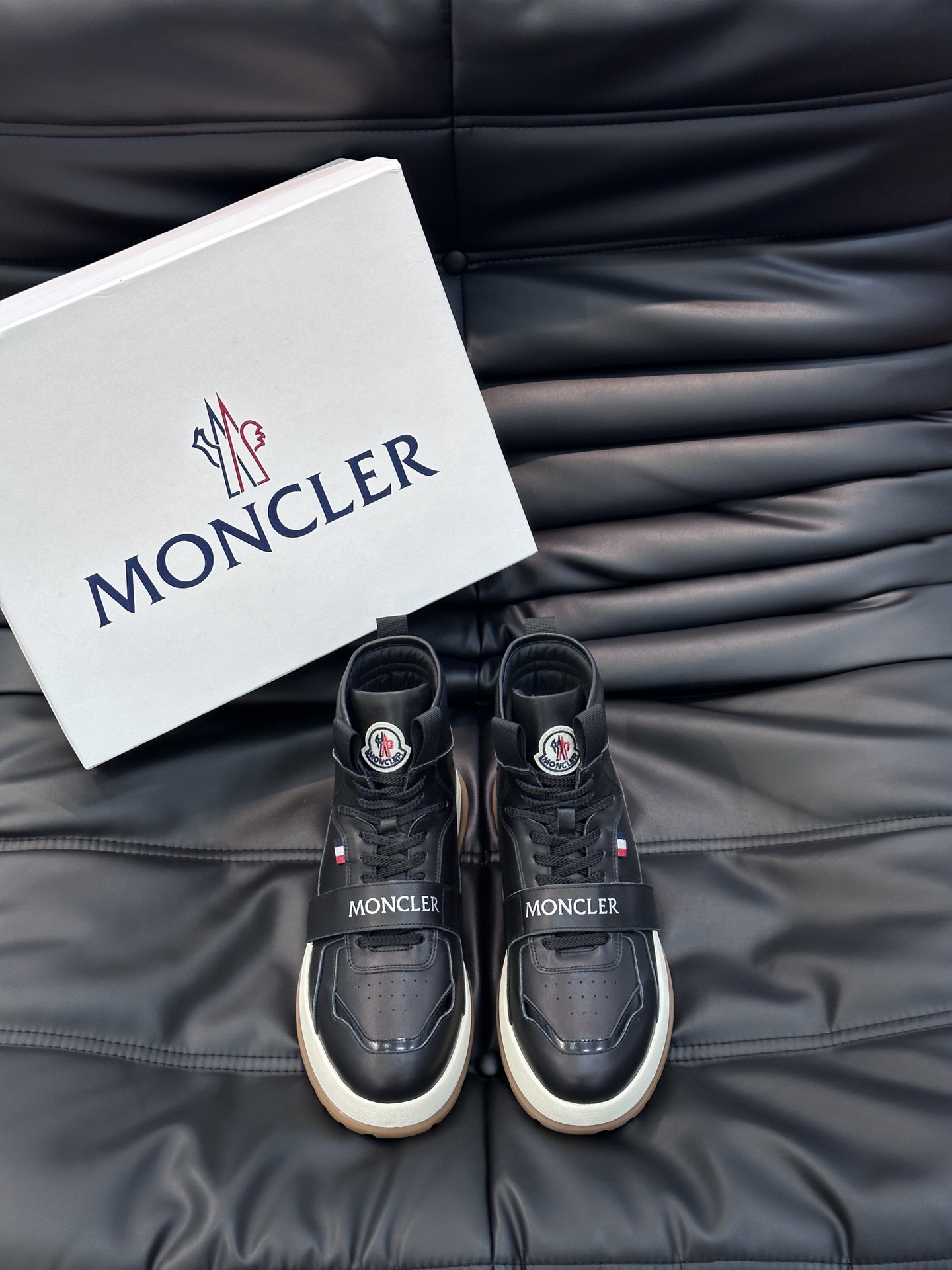 Moncler蒙口秋冬高帮男靴简约时尚风格采用柔软牛皮制成大底采用TPU+橡胶+高弹橡胶发泡组合成型具有