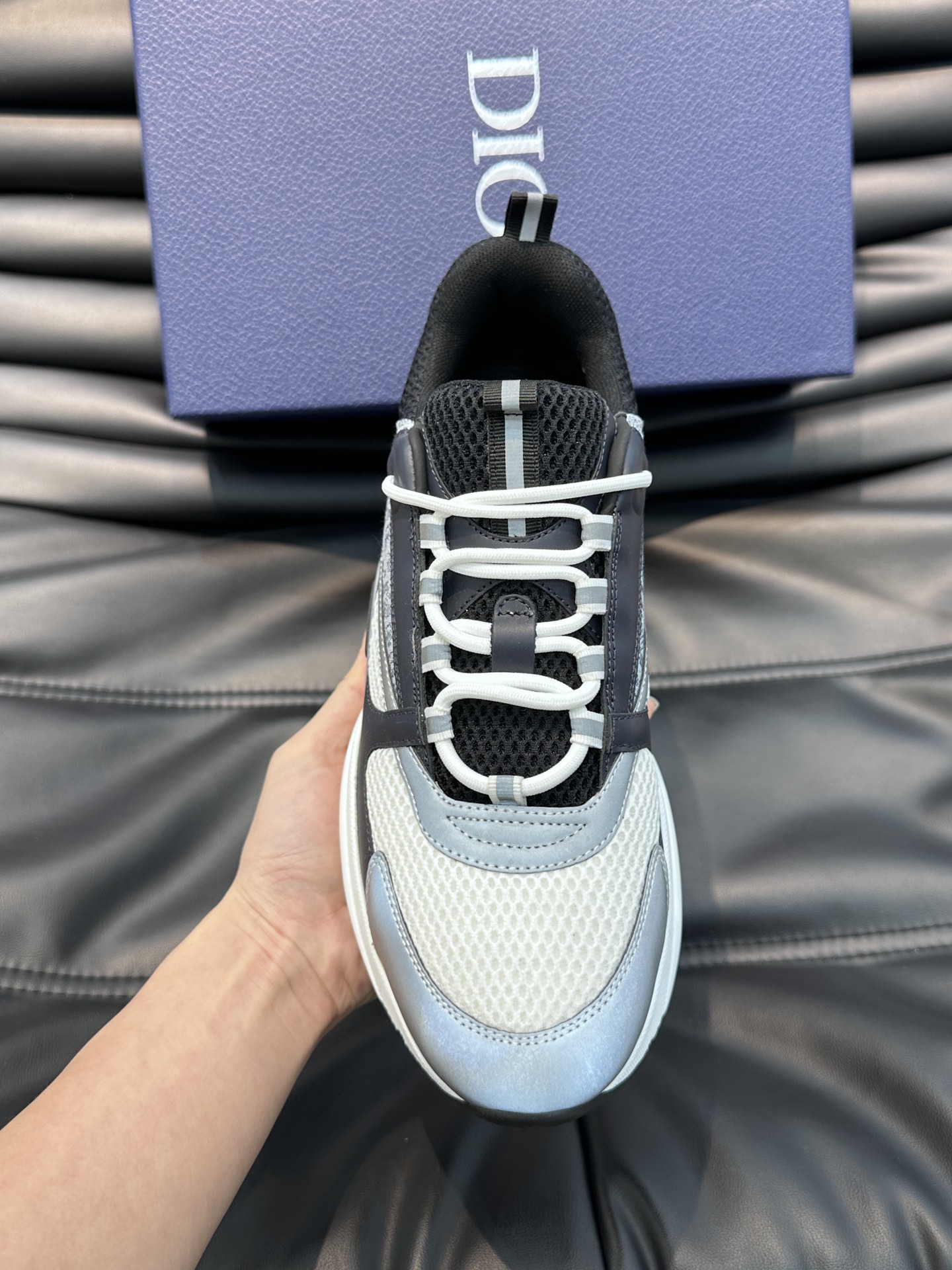 ️️D️x高版本B22男士慢跑时尚运动鞋这款单品从复古慢跑鞋汲取灵感采用厚实的低帮设计以黑色牛皮革以及网