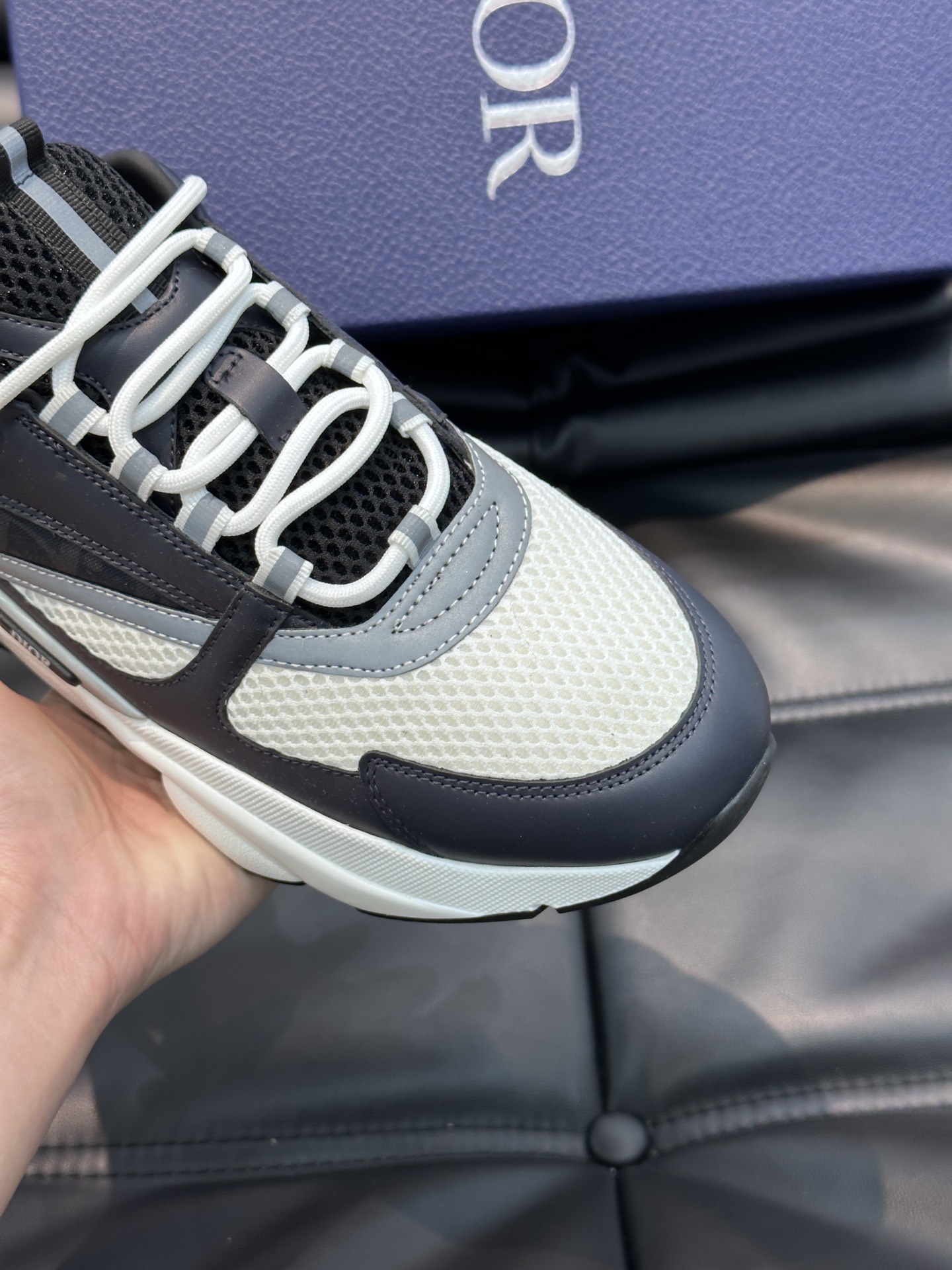 ️️D️x高版本B22男士慢跑时尚运动鞋这款单品从复古慢跑鞋汲取灵感采用厚实的低帮设计以黑色牛皮革以及网