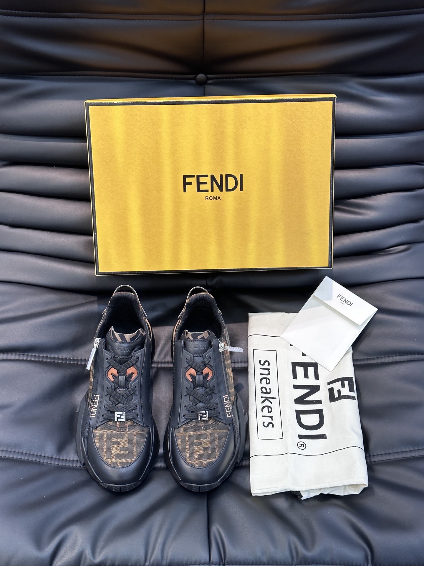 Fend*Flow男士休闲运动鞋搭配松紧带侧拉链刻有F的波纹鞋底鞋跟饰有凸纹FendiFlow字样高科技
