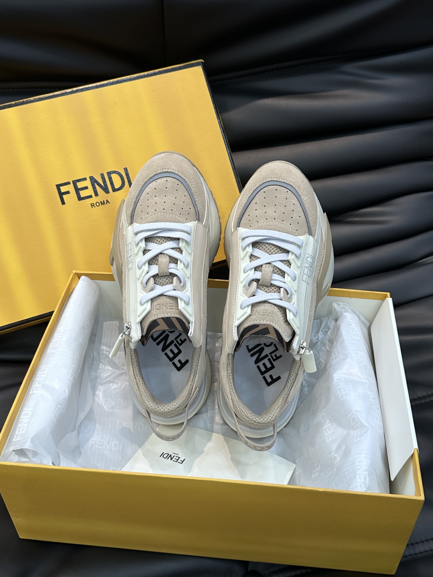 Fend*Flow男士休闲运动鞋搭配松紧带侧拉链刻有F的波纹鞋底鞋跟饰有凸纹FendiFlow字样高科技