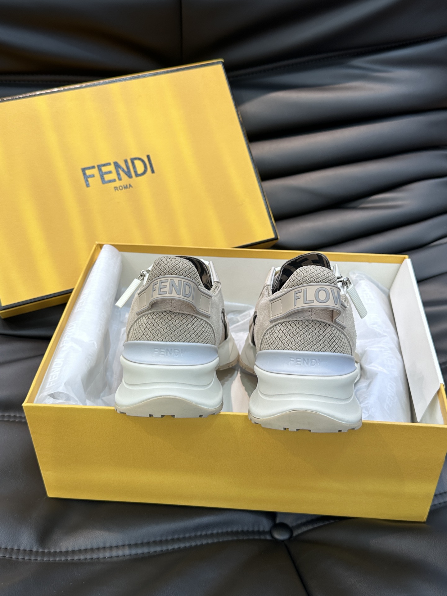 Fend*Flow男士休闲运动鞋搭配松紧带侧拉链刻有F的波纹鞋底鞋跟饰有凸纹FendiFlow字样高科技