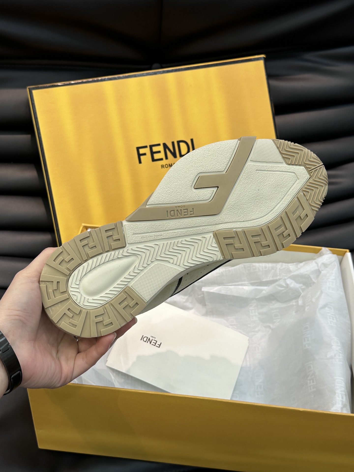 Fend*Flow男士休闲运动鞋搭配松紧带侧拉链刻有F的波纹鞋底鞋跟饰有凸纹FendiFlow字样高科技