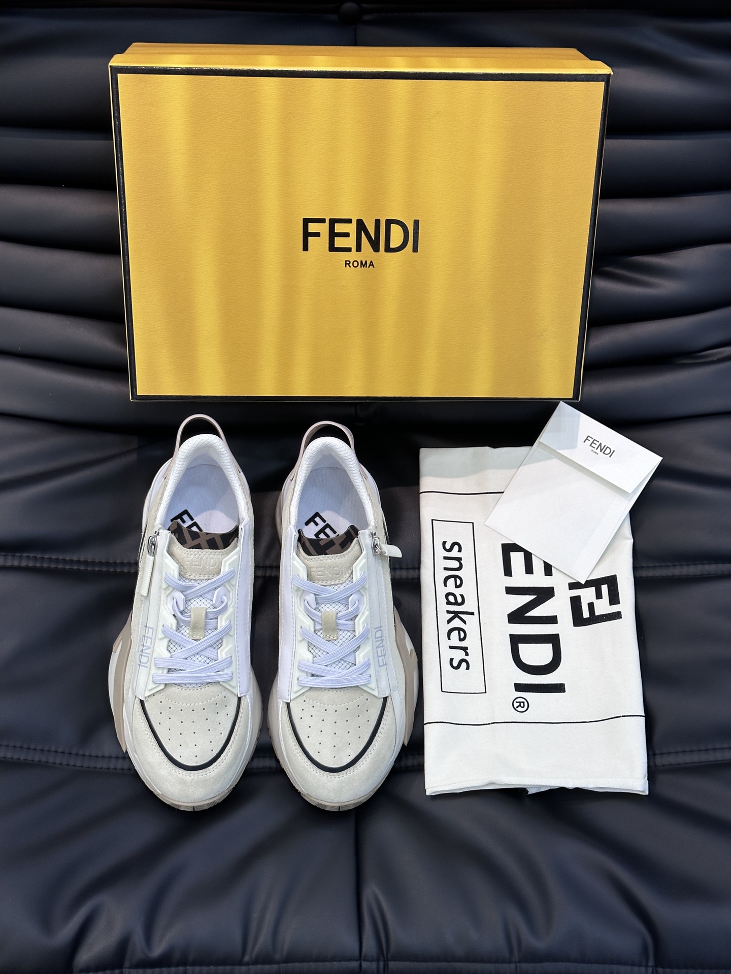 Fend*Flow男士休闲运动鞋搭配松紧带侧拉链刻有F的波纹鞋底鞋跟饰有凸纹FendiFlow字样高科技