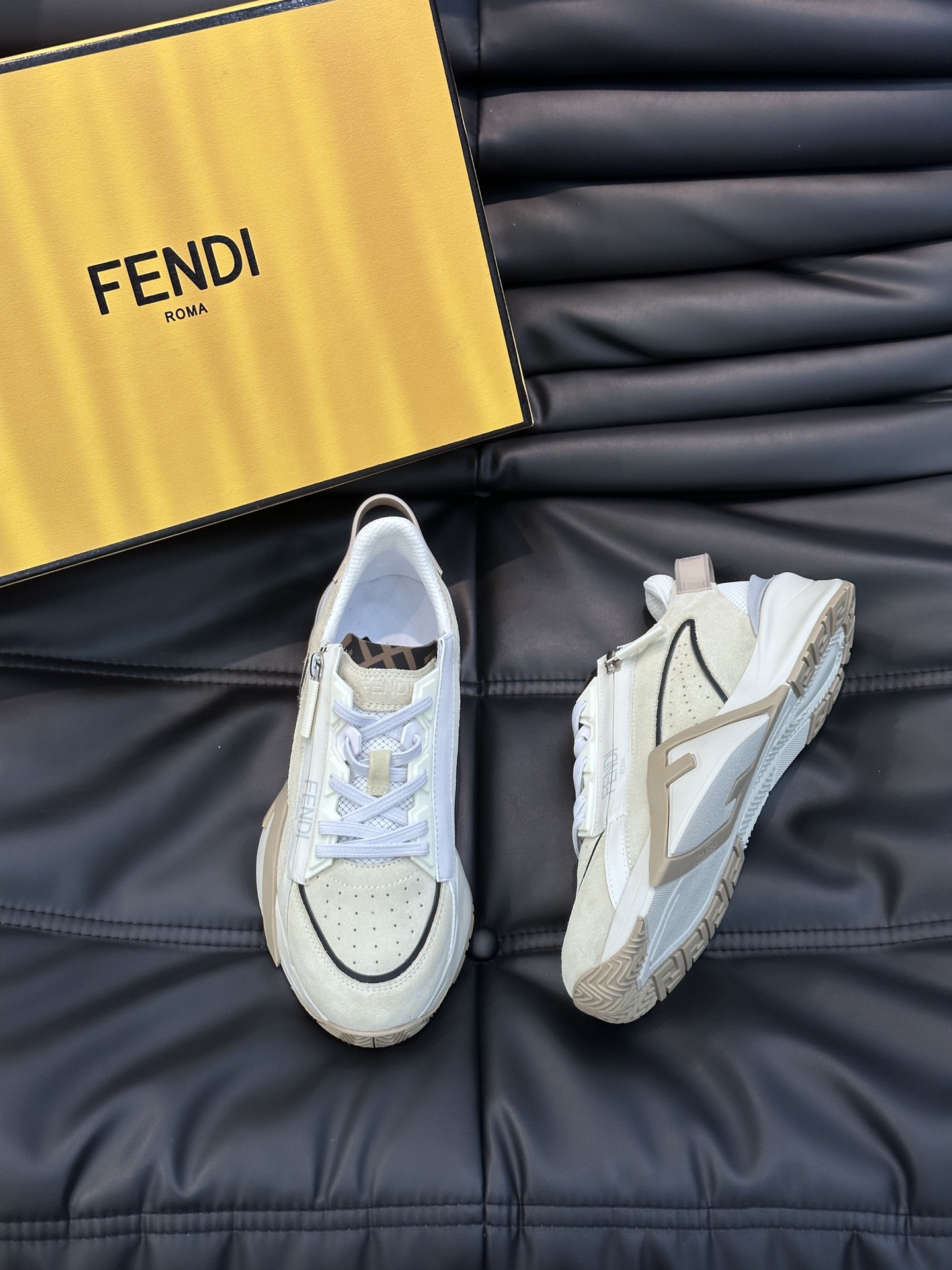 Fend*Flow男士休闲运动鞋搭配松紧带侧拉链刻有F的波纹鞋底鞋跟饰有凸纹FendiFlow字样高科技