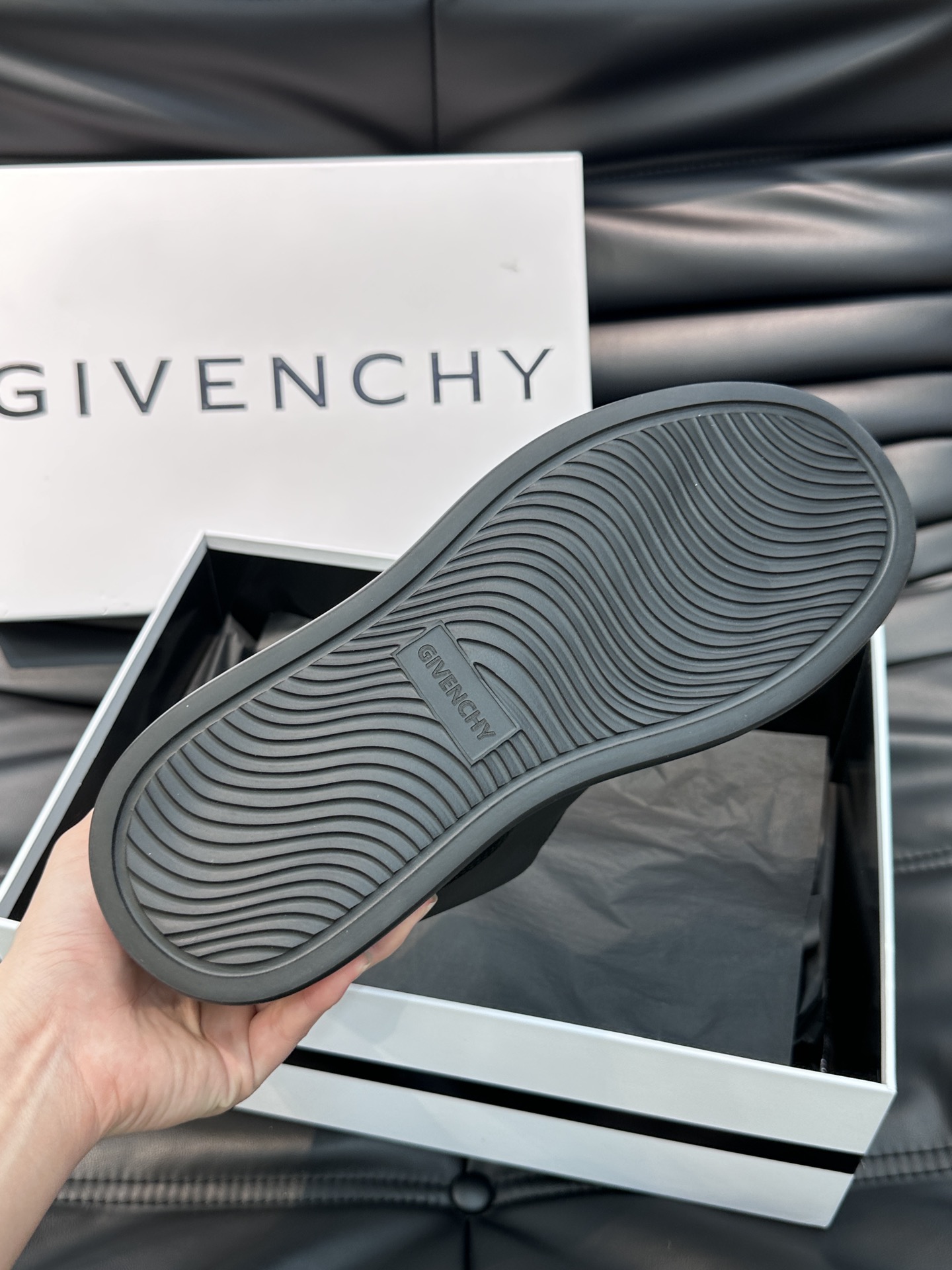 Givench*.纪梵希男士厚底休闲鞋采用进口小牛皮打造拼色设计鞋舌品牌logo装饰立体复合式拼接缝合！