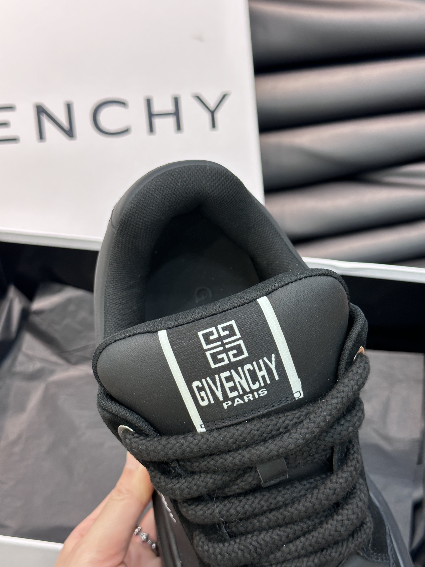 Givench*.纪梵希男士厚底休闲鞋采用进口小牛皮打造拼色设计鞋舌品牌logo装饰立体复合式拼接缝合！