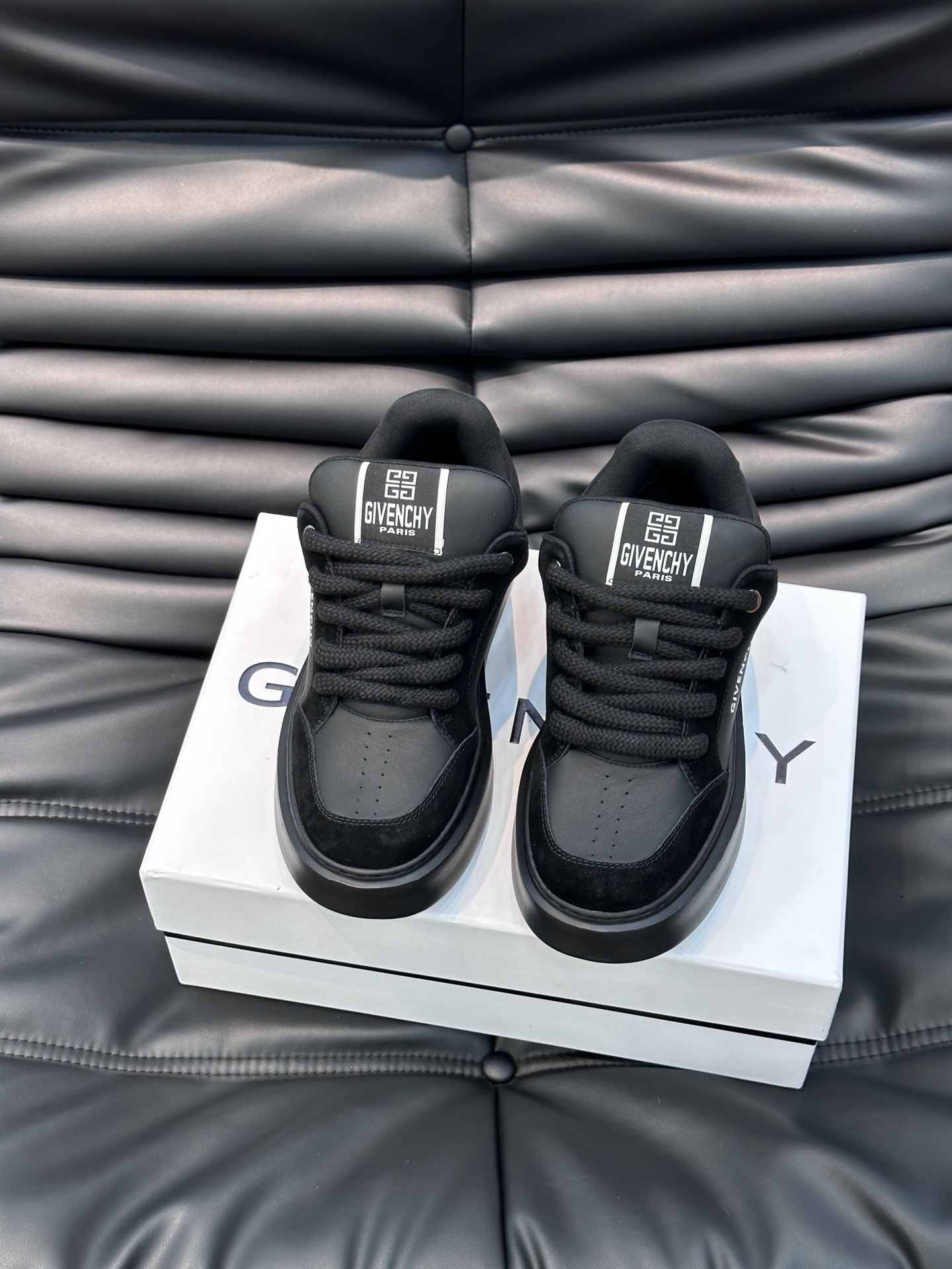 Givench*.纪梵希男士厚底休闲鞋采用进口小牛皮打造拼色设计鞋舌品牌logo装饰立体复合式拼接缝合！