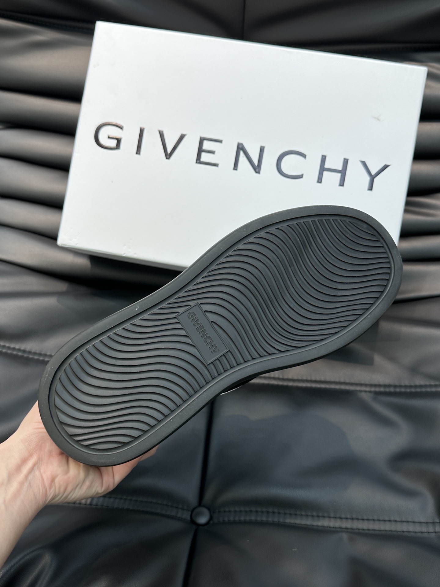 Givench*.纪梵希男士厚底休闲鞋采用进口小牛皮打造拼色设计鞋舌品牌logo装饰立体复合式拼接缝合！