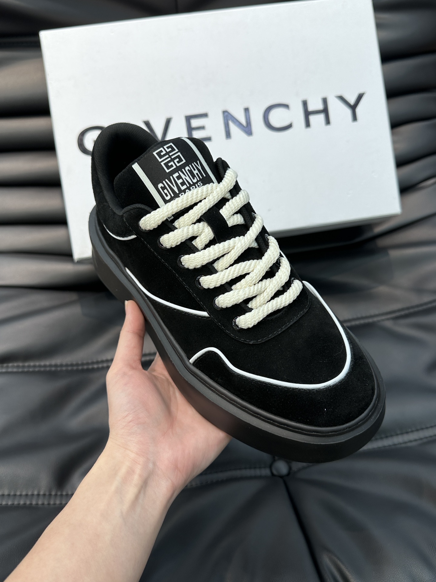 Givench*.纪梵希男士厚底休闲鞋采用进口小牛皮打造拼色设计鞋舌品牌logo装饰立体复合式拼接缝合！