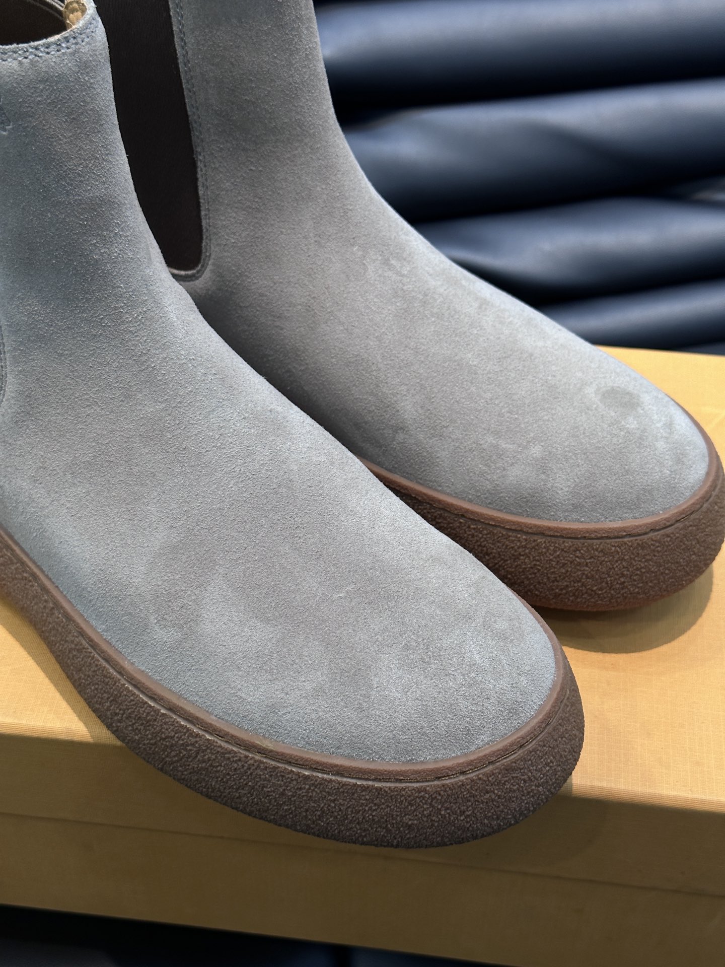 TODS/托德斯新款秋冬男士高帮靴简约的厚底设计吸引眼球采用小牛皮和绒面牛皮革制成现代风格演绎经典鞋款橡