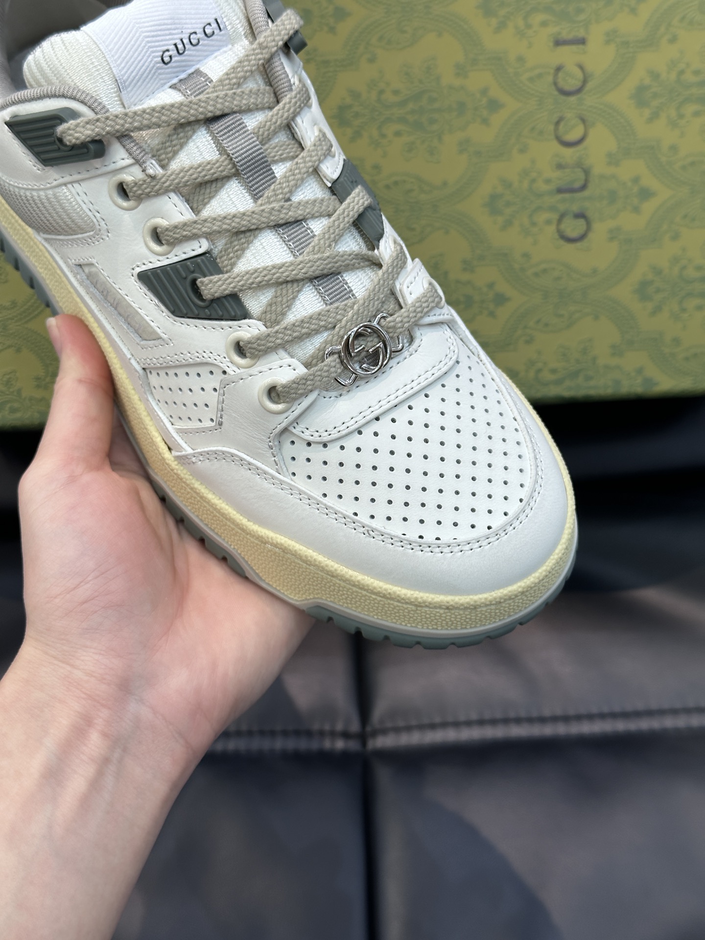 Gucc古驰新款情侣做旧效果运动鞋这款低帮运动鞋采用篮球风格廓形设计巧妙融入镂空拼片和做旧效果尽显别样匠