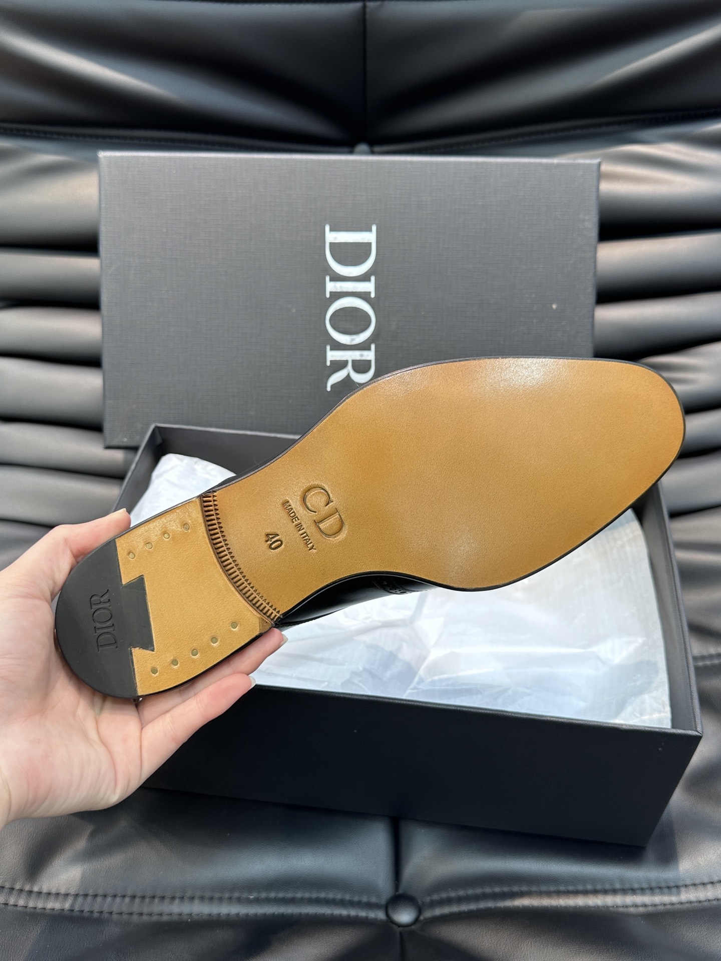 Dior/迪奥TIMELESS布洛克德比鞋这款DiorTimeless布洛克德比鞋体现经典的优雅气质鞋面