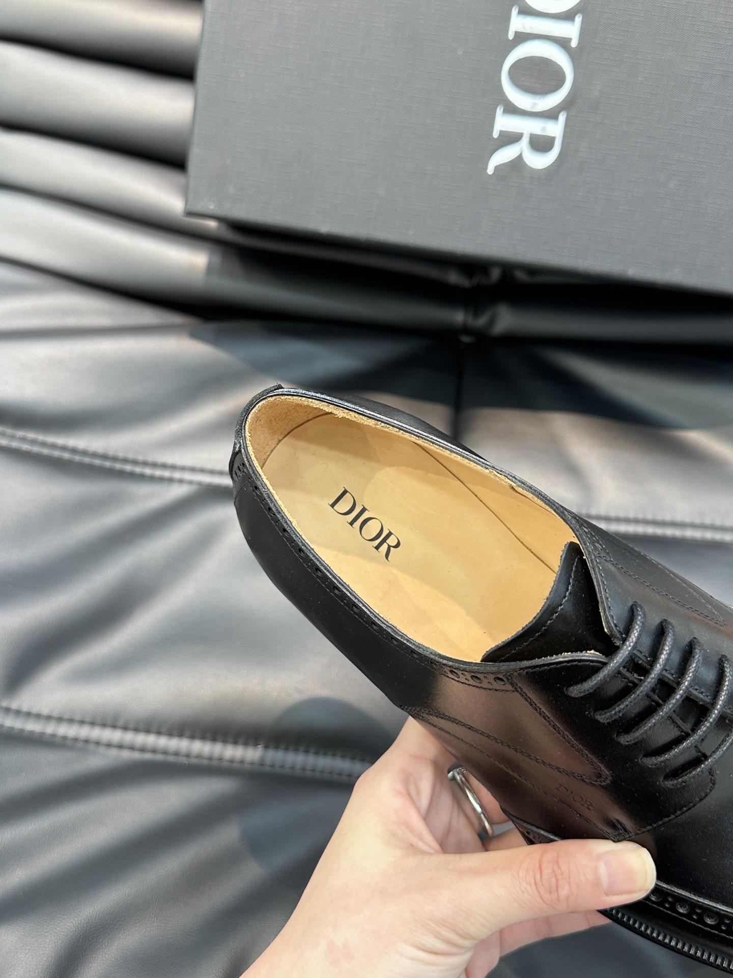 Dior/迪奥TIMELESS布洛克德比鞋这款DiorTimeless布洛克德比鞋体现经典的优雅气质鞋面