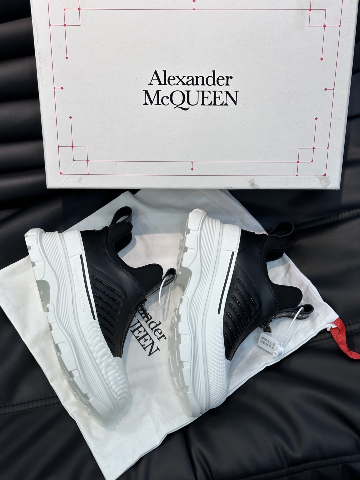 AlexanderMcQUEEN/亚历山大麦昆情侣款TreadSlick拉链靴这款靴子采用雾面小牛皮革制