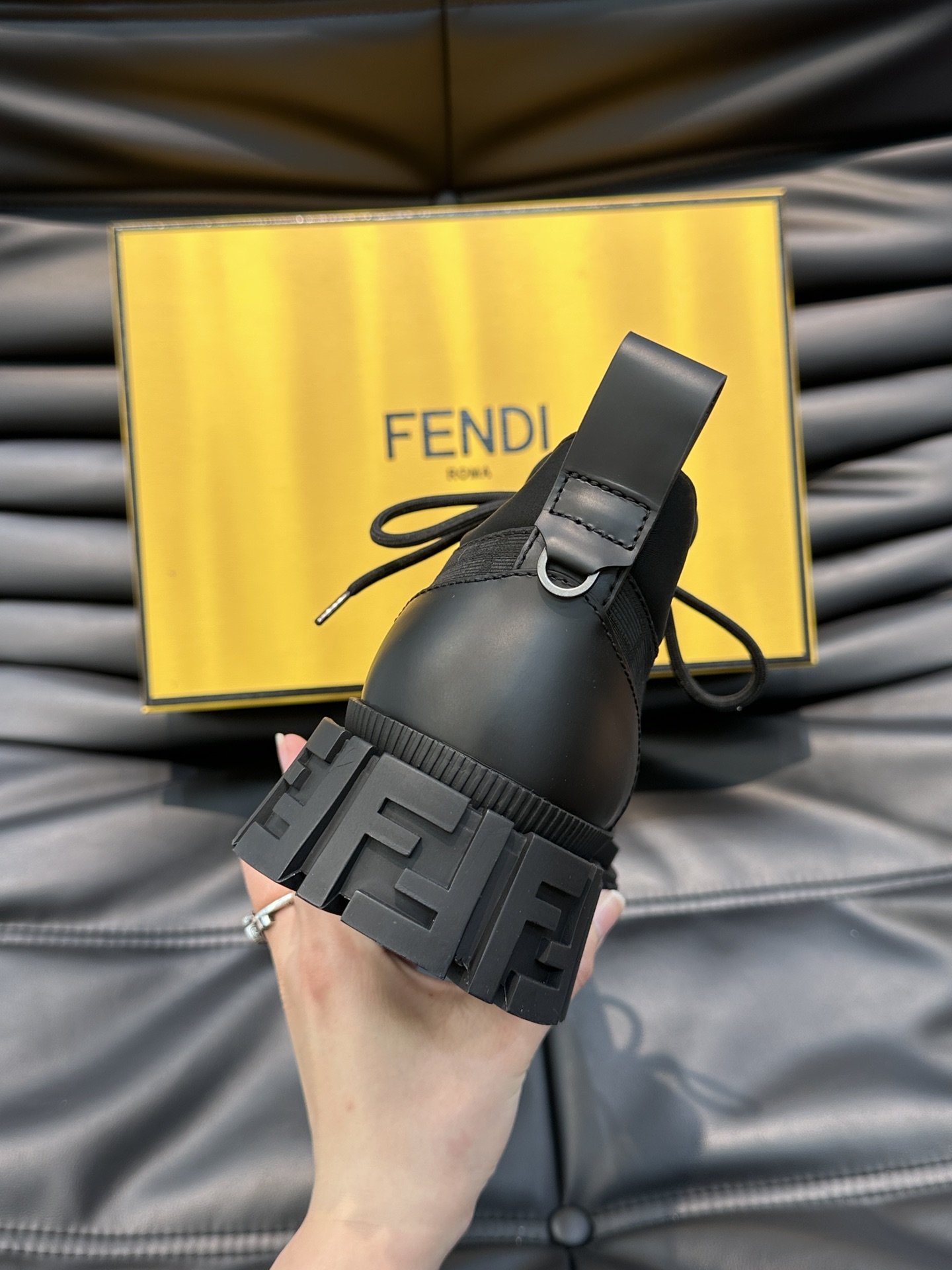 Fend*Force低帮系带高端休闲皮鞋最佳单品FENDIForce系带鞋来自StefanoPilati