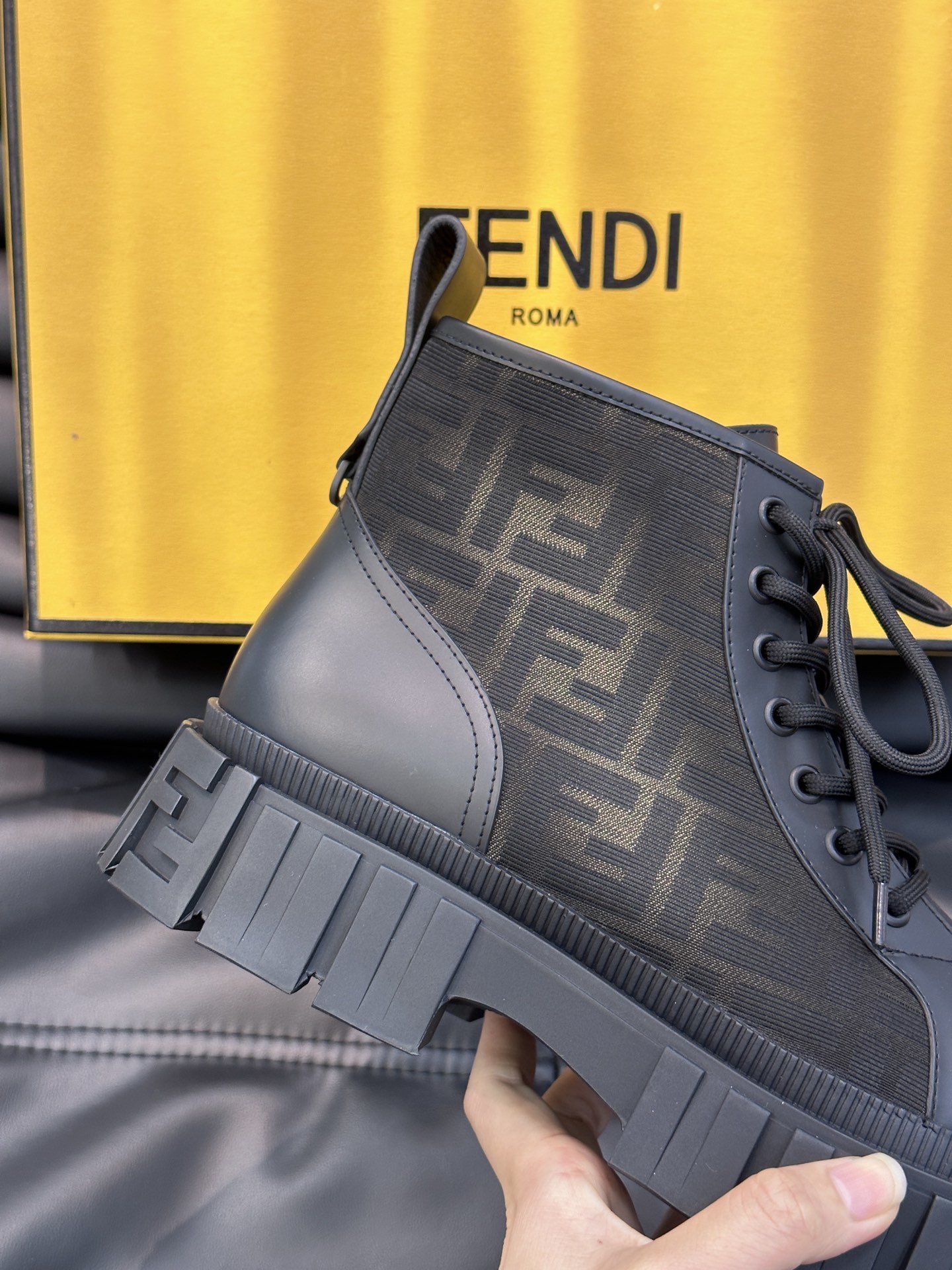 ️️FENDIForce机车靴FENDIForce机车靴来自StefanoPilati设计系列采用黑色皮