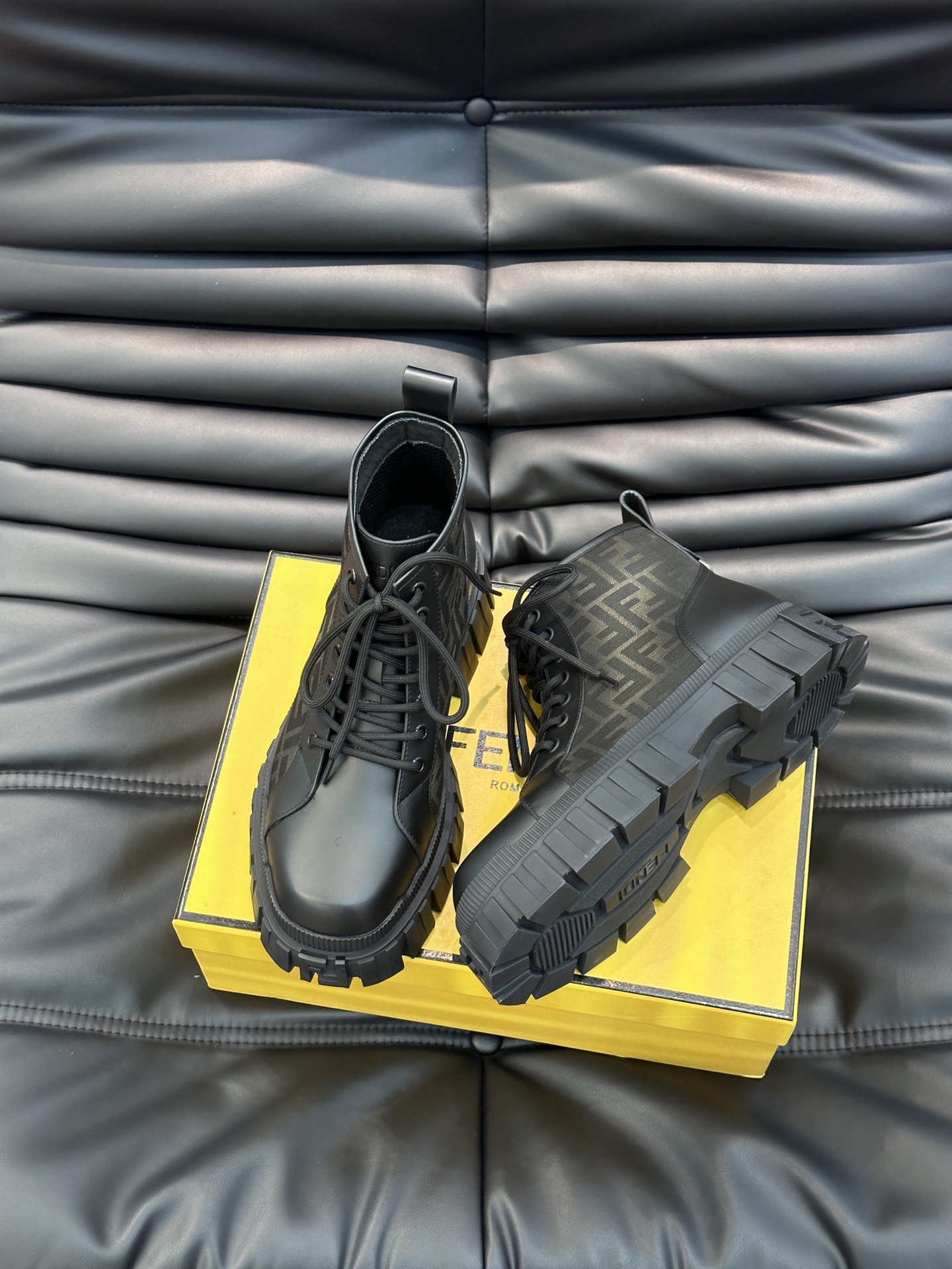 ️️FENDIForce机车靴FENDIForce机车靴来自StefanoPilati设计系列采用黑色皮