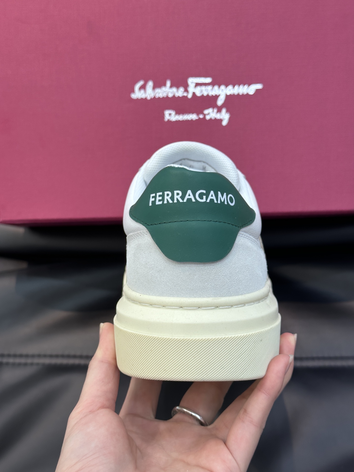 Ferragamo/菲拉格慕新款男士GANCINI轮廓低帮休闲鞋这款低帮休闲鞋选用麂皮及小牛皮皮革制造其