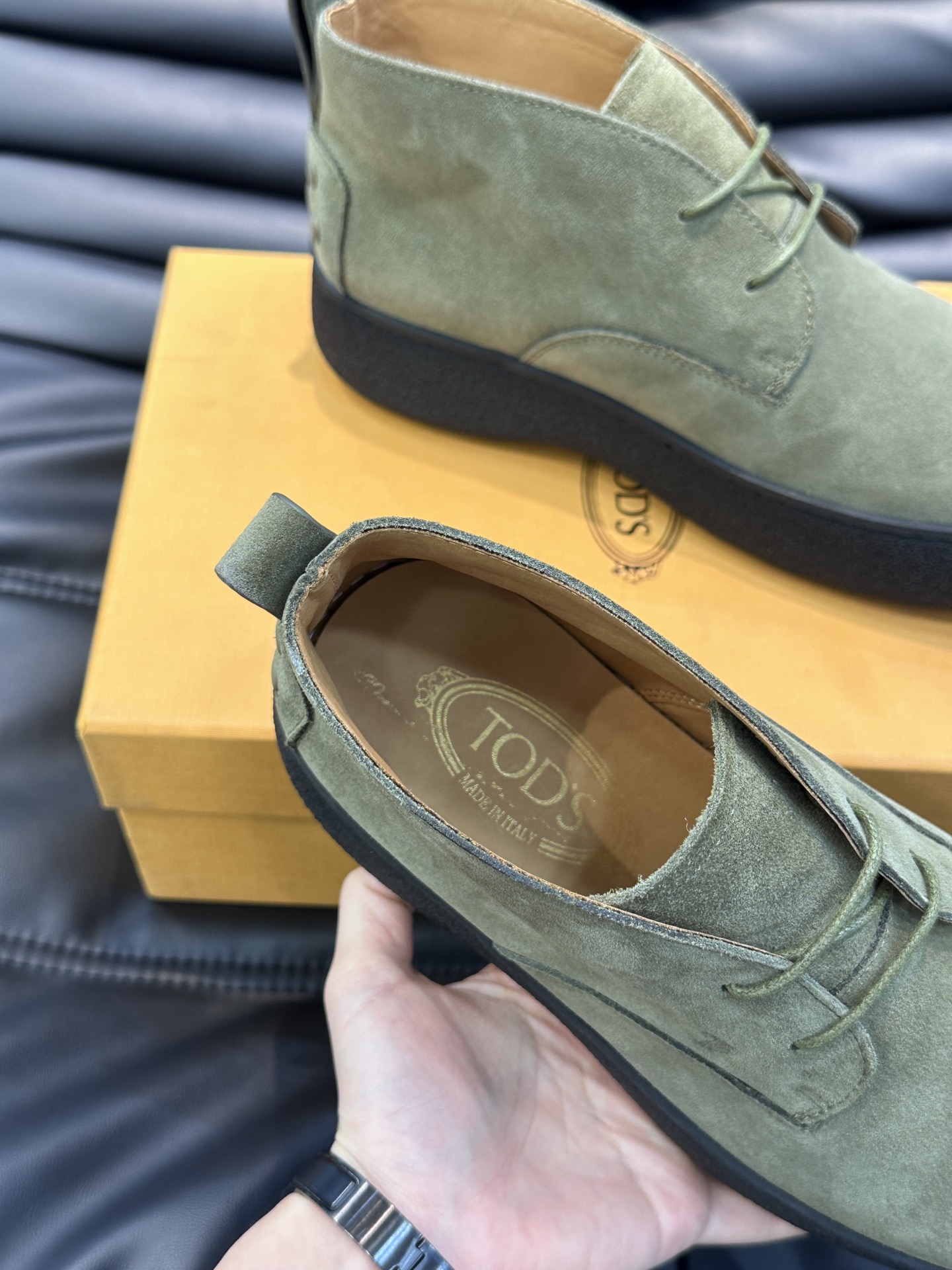 TODS/托德斯新款秋冬男士系带靴简约的厚底设计吸引眼球采用小牛皮和绒面牛皮革制成现代风格演绎经典鞋款橡