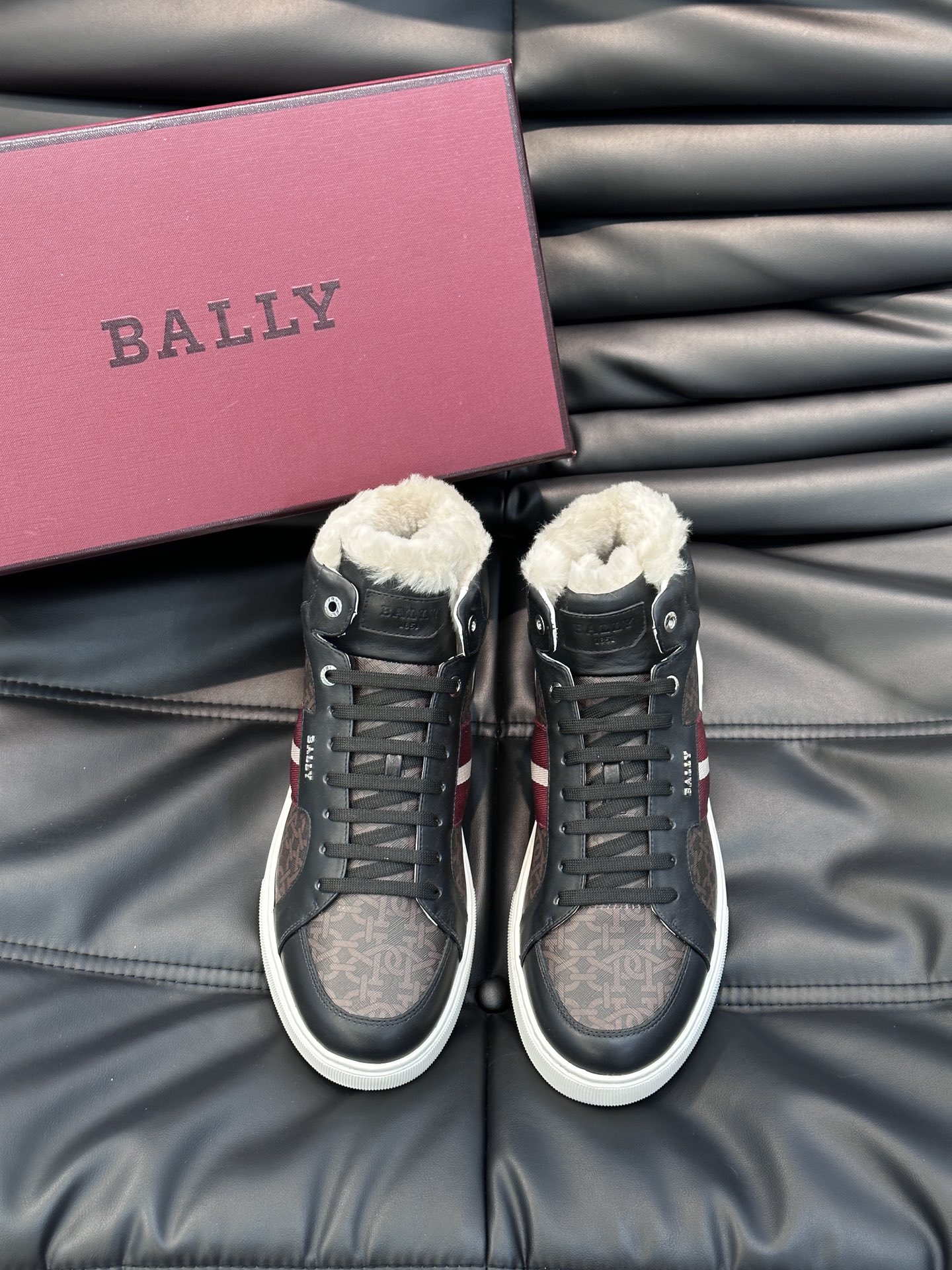 Bally/巴利秋冬羊毛保暖高帮休闲鞋采用小牛皮鞋面进口羊毛内里皮质质感细腻光滑有光泽侧面饰有专用品牌黑