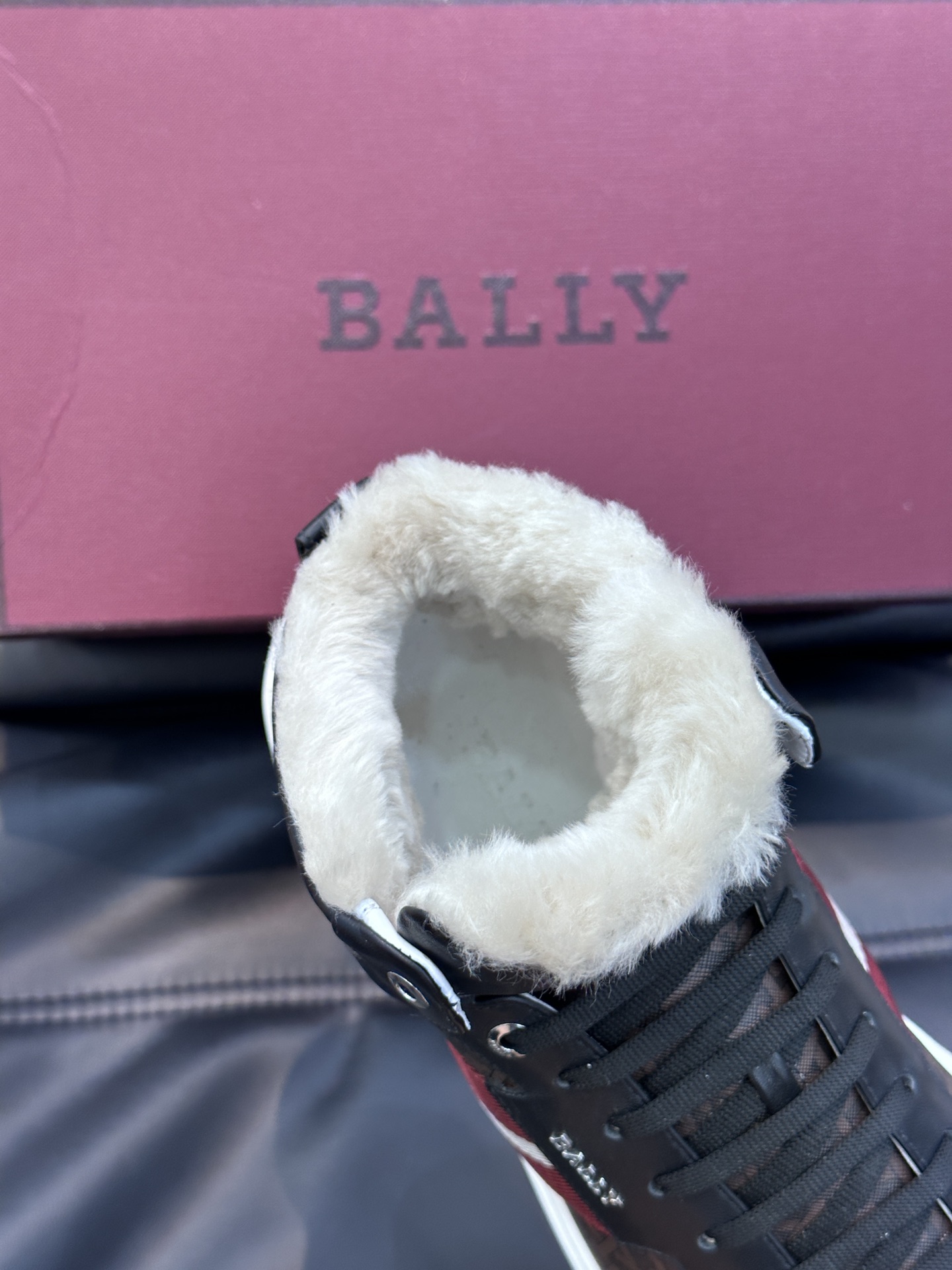 Bally/巴利秋冬羊毛保暖高帮休闲鞋采用小牛皮鞋面进口羊毛内里皮质质感细腻光滑有光泽侧面饰有专用品牌黑