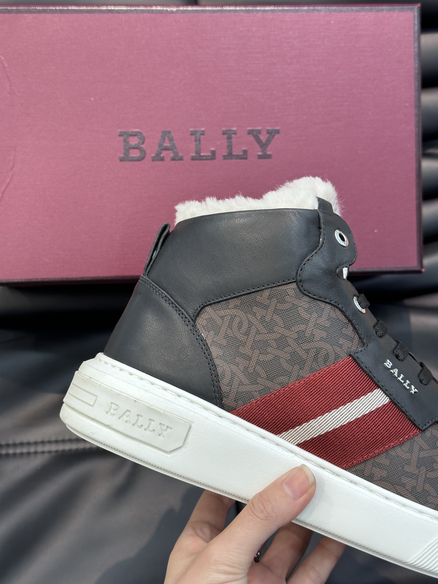 Bally/巴利秋冬羊毛保暖高帮休闲鞋采用小牛皮鞋面进口羊毛内里皮质质感细腻光滑有光泽侧面饰有专用品牌黑