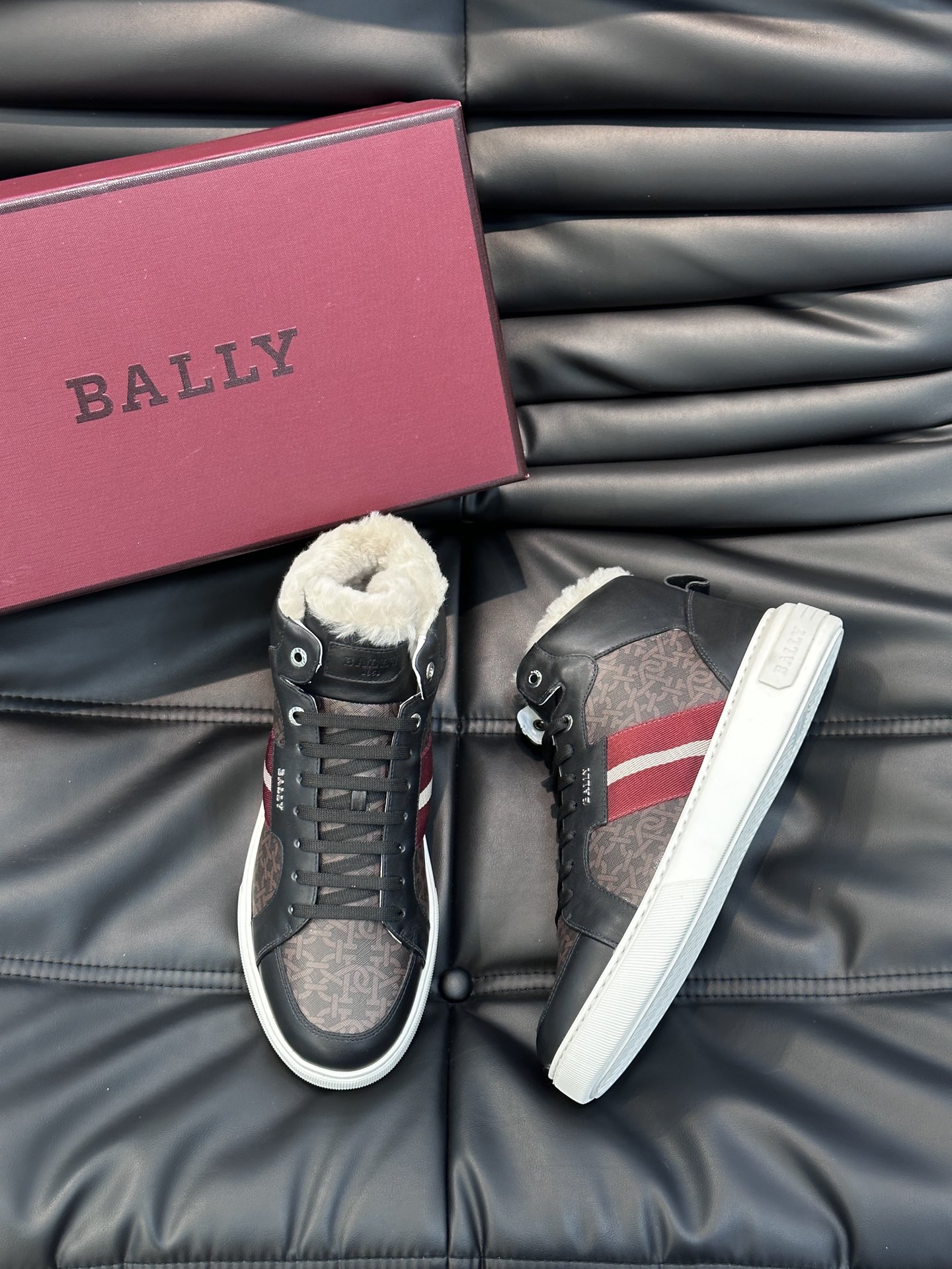 Bally/巴利秋冬羊毛保暖高帮休闲鞋采用小牛皮鞋面进口羊毛内里皮质质感细腻光滑有光泽侧面饰有专用品牌黑