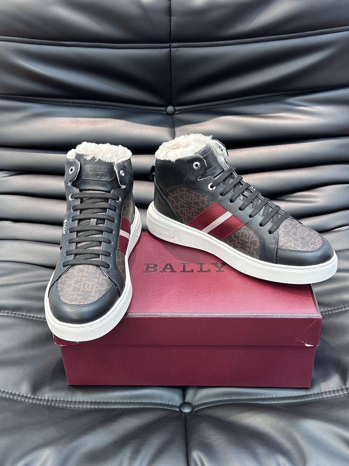 Bally/巴利秋冬羊毛保暖高帮休闲鞋采用小牛皮鞋面进口羊毛内里皮质质感细腻光滑有光泽侧面饰有专用品牌黑