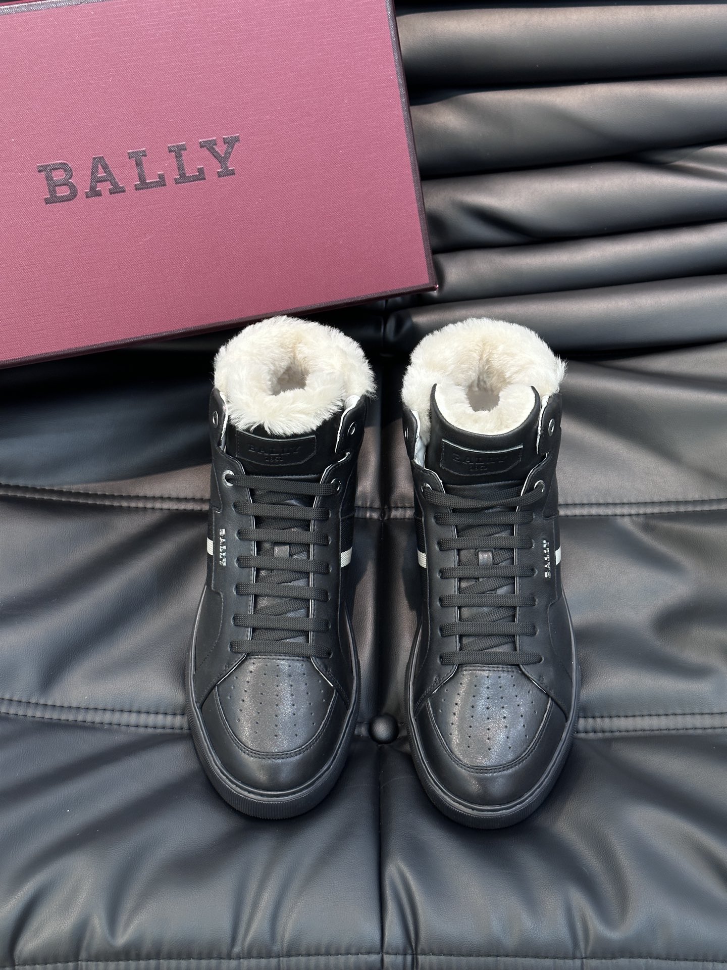 Bally/巴利秋冬羊毛保暖高帮休闲鞋采用小牛皮鞋面进口羊毛内里皮质质感细腻光滑有光泽侧面饰有专用品牌黑