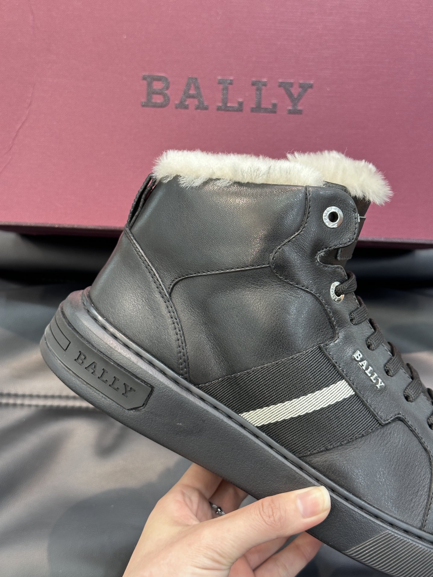 Bally/巴利秋冬羊毛保暖高帮休闲鞋采用小牛皮鞋面进口羊毛内里皮质质感细腻光滑有光泽侧面饰有专用品牌黑