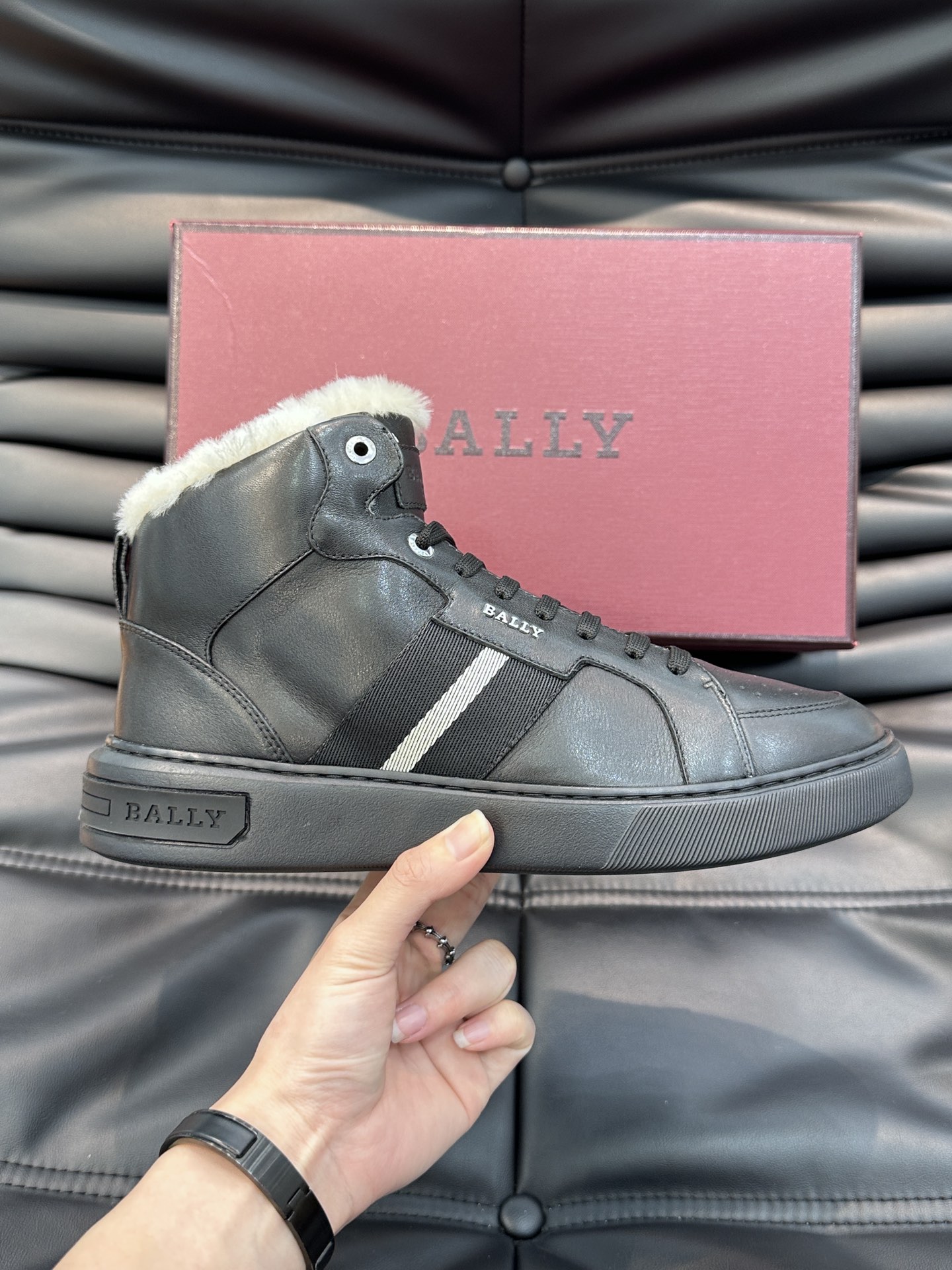 Bally/巴利秋冬羊毛保暖高帮休闲鞋采用小牛皮鞋面进口羊毛内里皮质质感细腻光滑有光泽侧面饰有专用品牌黑