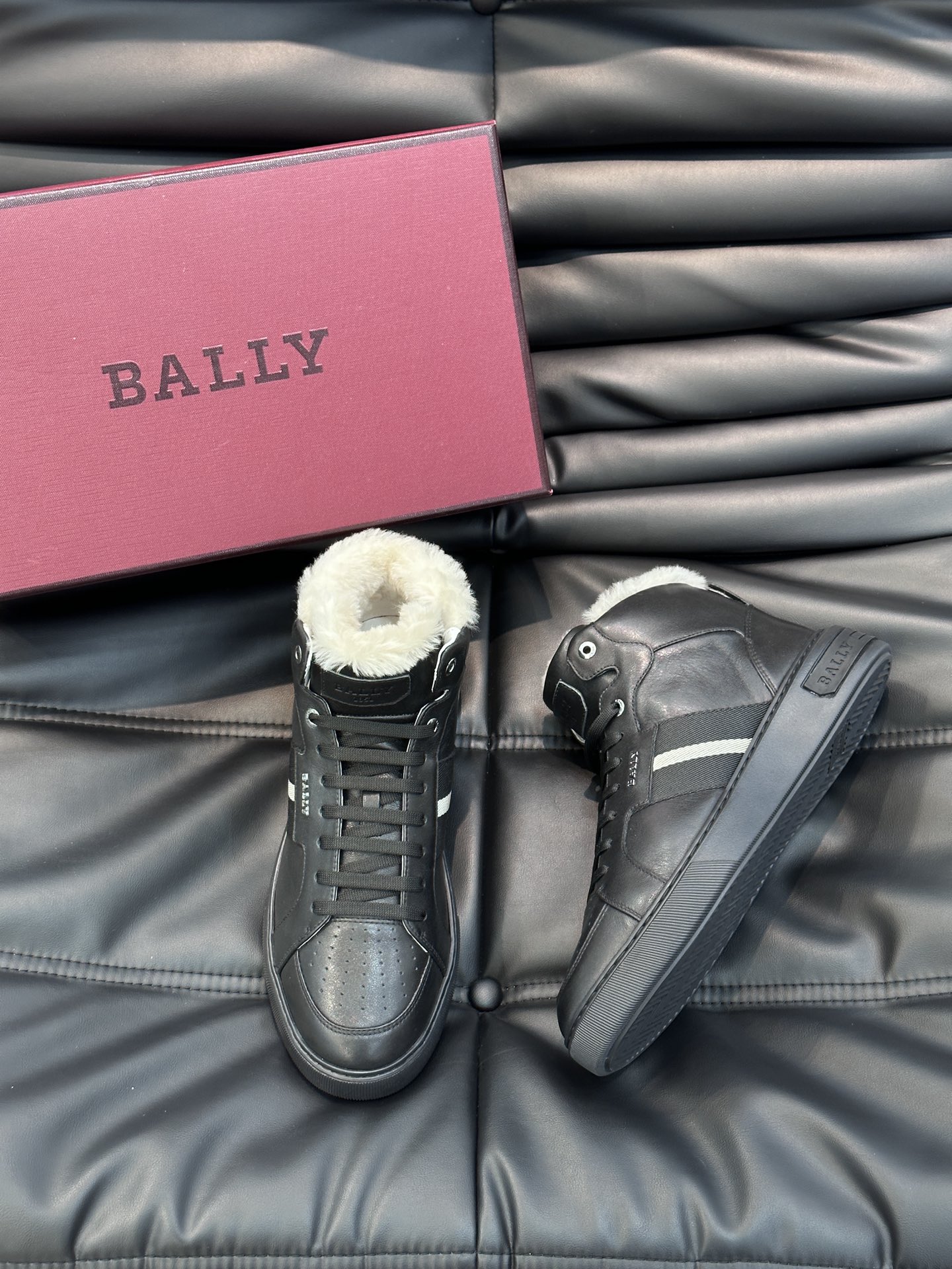 Bally/巴利秋冬羊毛保暖高帮休闲鞋采用小牛皮鞋面进口羊毛内里皮质质感细腻光滑有光泽侧面饰有专用品牌黑