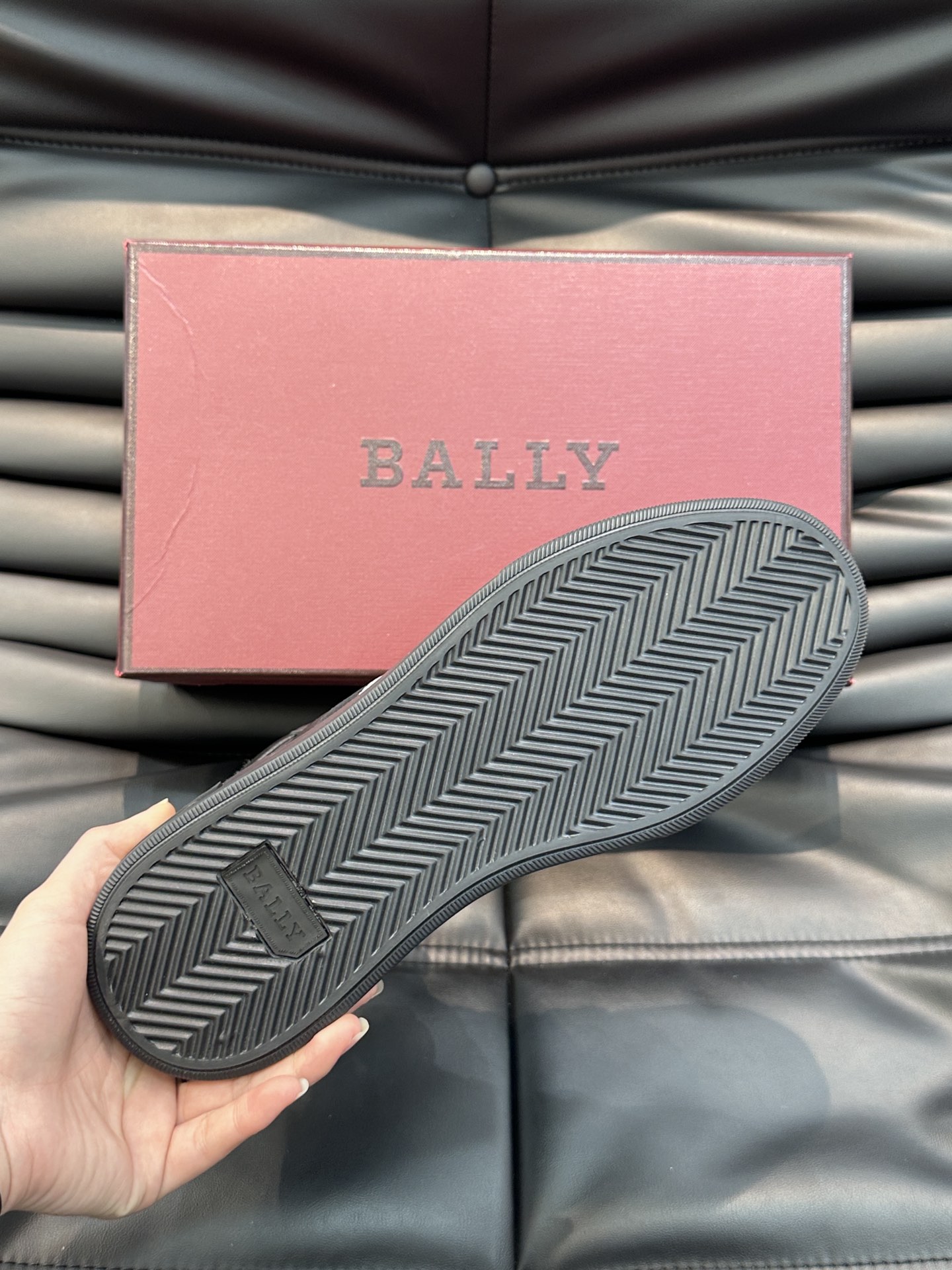 Bally/巴利秋冬羊毛保暖高帮休闲鞋采用小牛皮鞋面进口羊毛内里皮质质感细腻光滑有光泽侧面饰有专用品牌黑