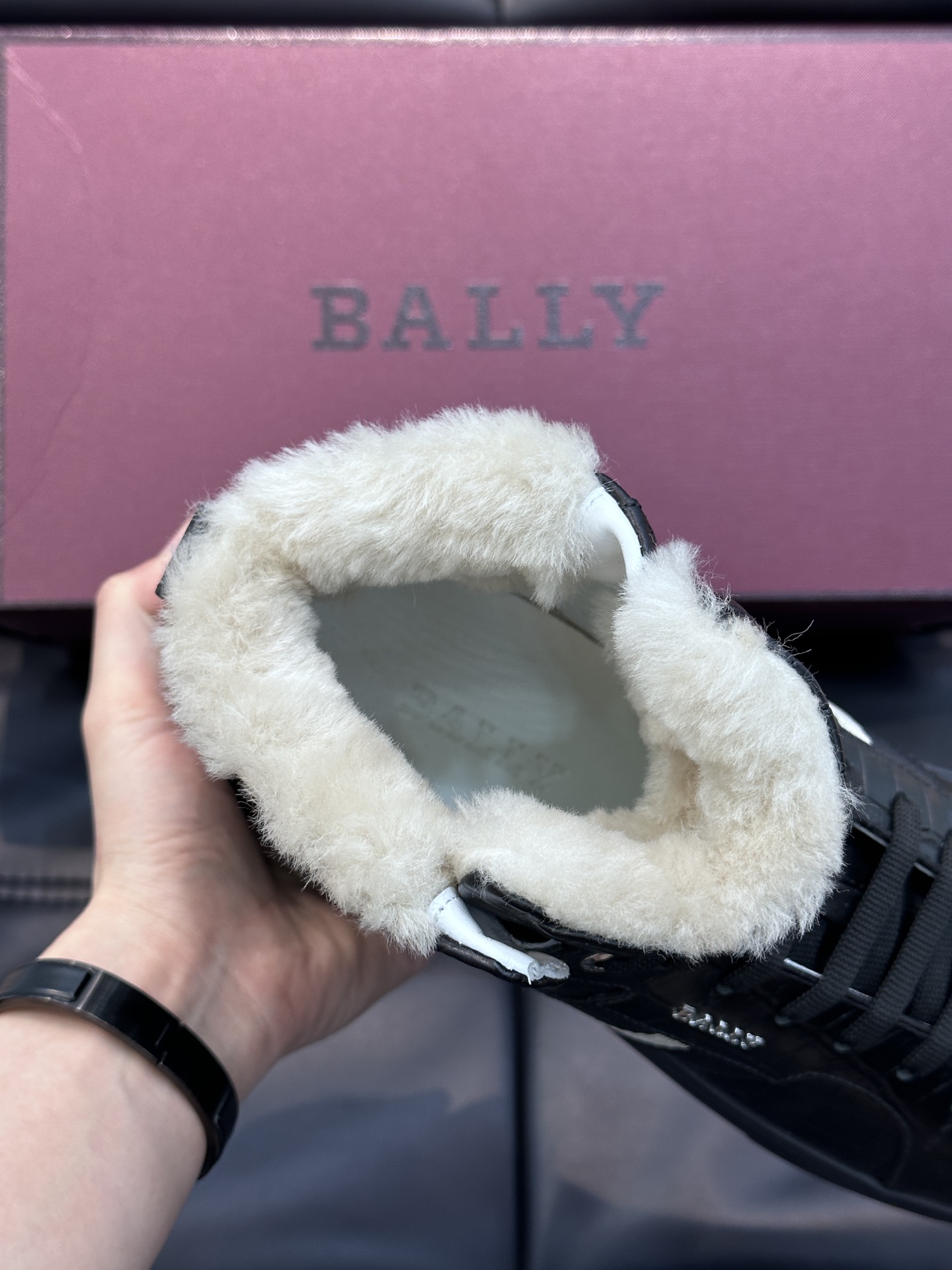 Bally/巴利秋冬羊毛保暖高帮休闲鞋采用小牛皮鞋面进口羊毛内里皮质质感细腻光滑有光泽侧面饰有专用品牌黑