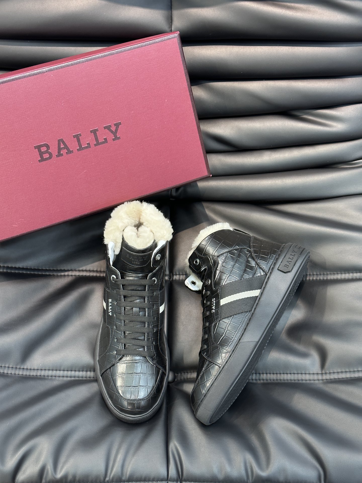 Bally/巴利秋冬羊毛保暖高帮休闲鞋采用小牛皮鞋面进口羊毛内里皮质质感细腻光滑有光泽侧面饰有专用品牌黑