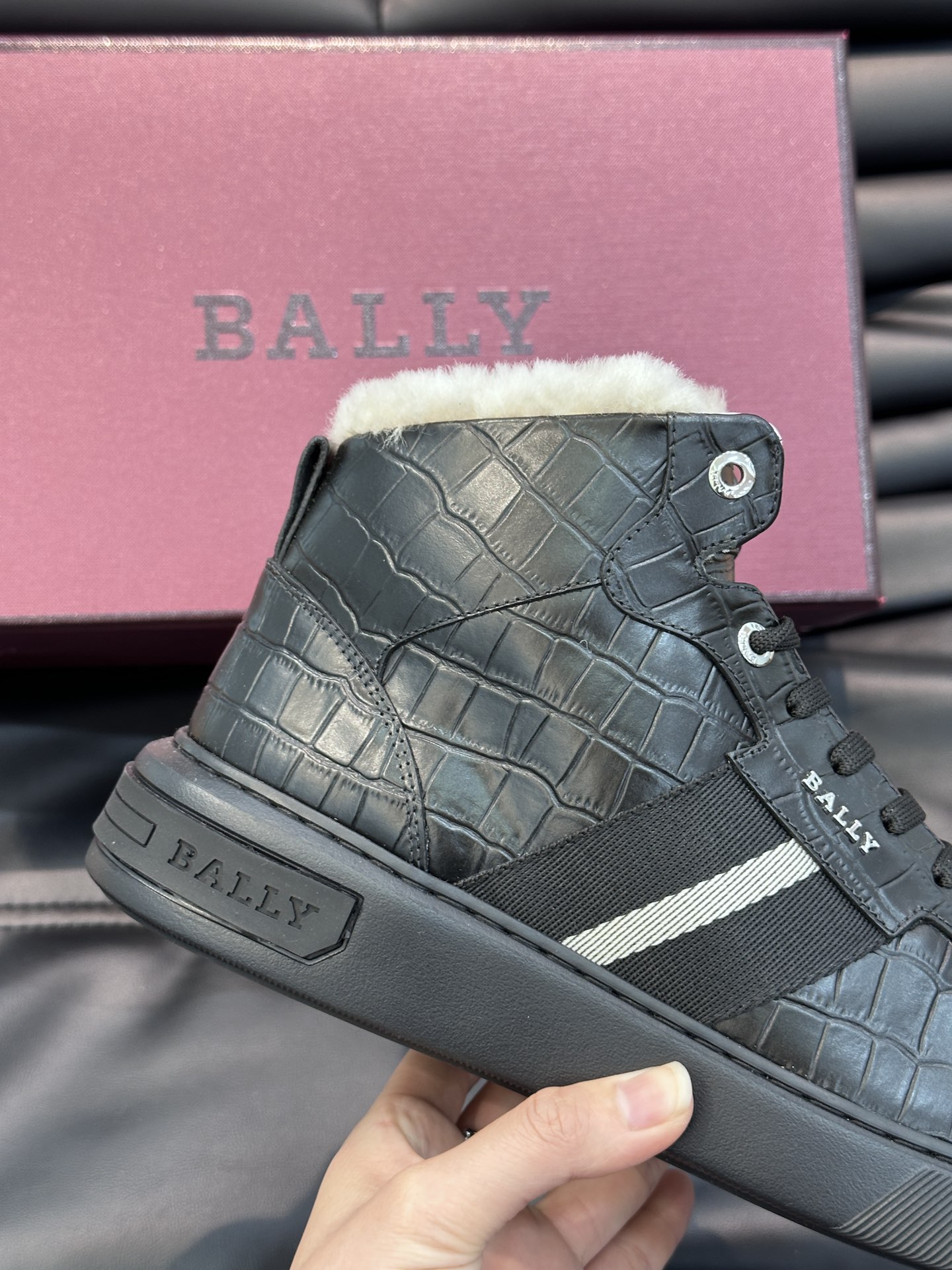 Bally/巴利秋冬羊毛保暖高帮休闲鞋采用小牛皮鞋面进口羊毛内里皮质质感细腻光滑有光泽侧面饰有专用品牌黑