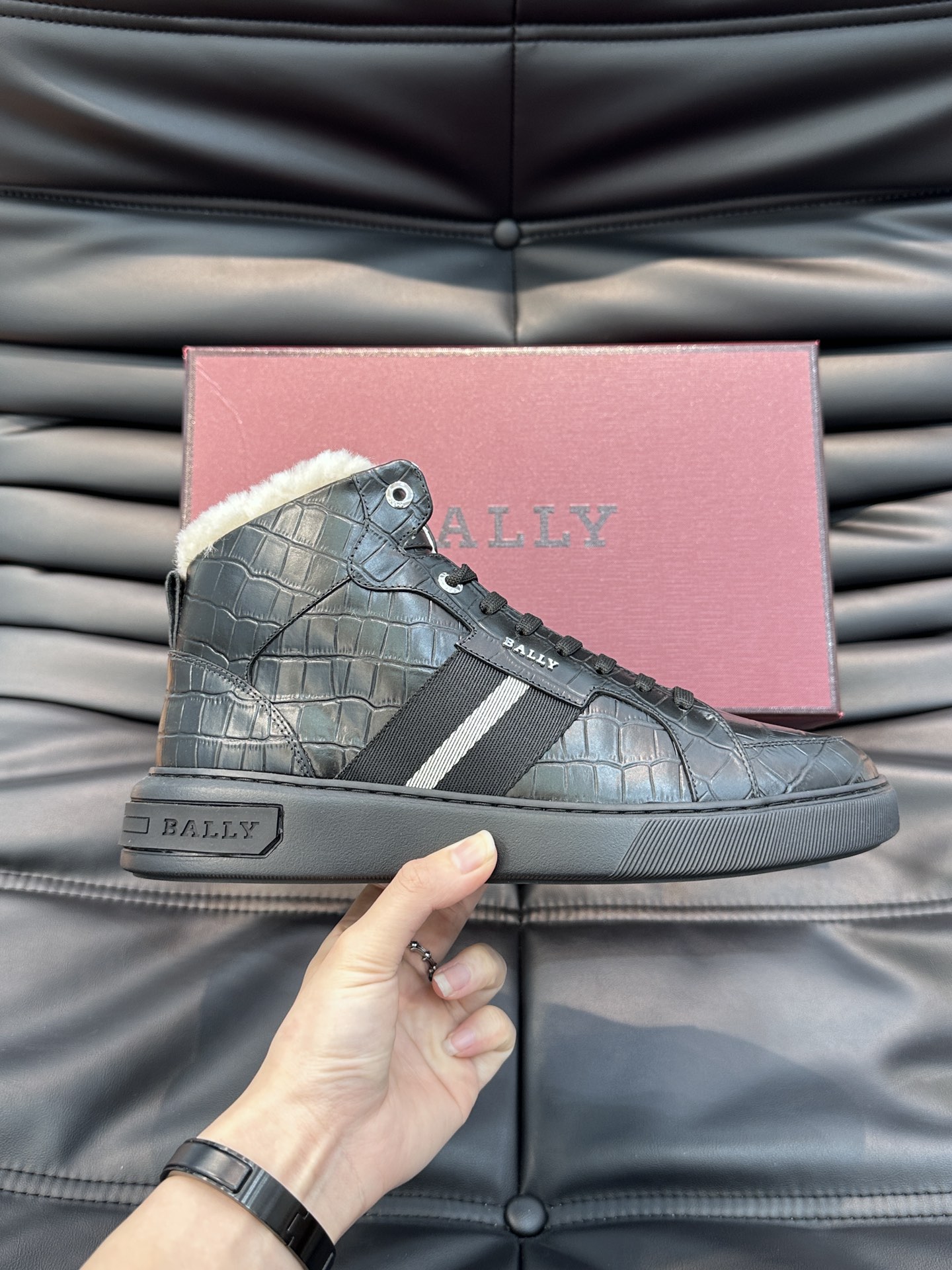 Bally/巴利秋冬羊毛保暖高帮休闲鞋采用小牛皮鞋面进口羊毛内里皮质质感细腻光滑有光泽侧面饰有专用品牌黑