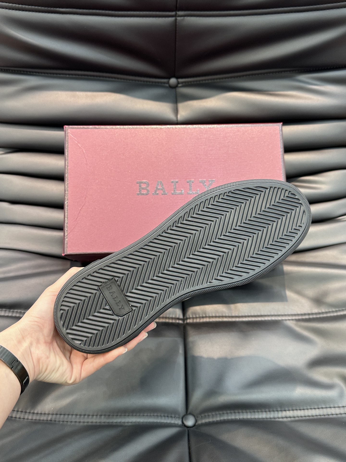 Bally/巴利秋冬羊毛保暖高帮休闲鞋采用小牛皮鞋面进口羊毛内里皮质质感细腻光滑有光泽侧面饰有专用品牌黑