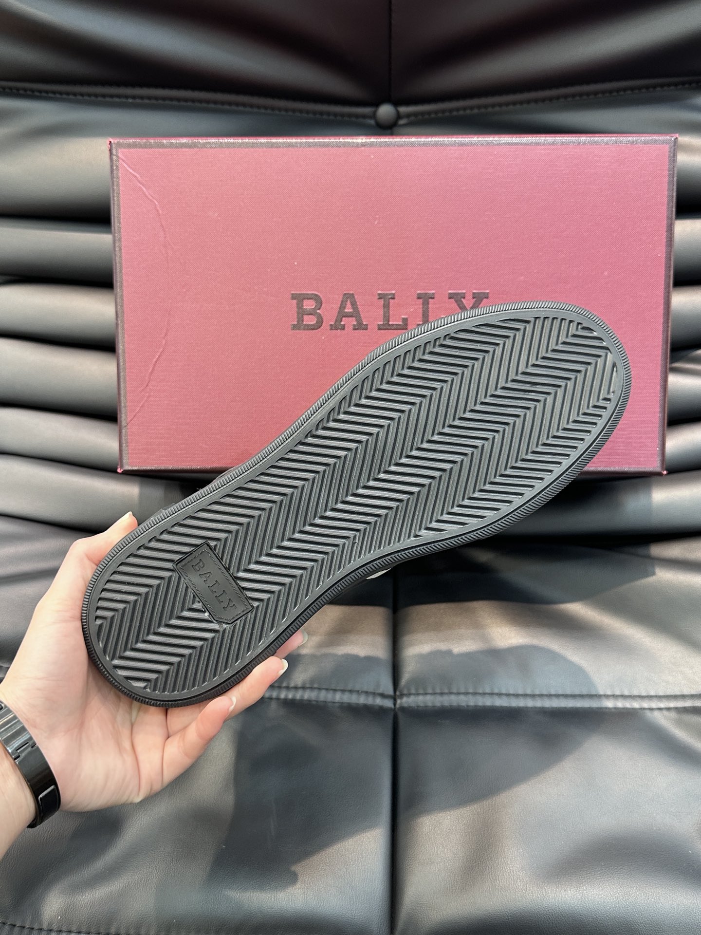 Bally/巴利秋冬羊毛保暖休闲鞋采用小牛皮鞋面进口羊毛内里皮质质感细腻光滑有光泽侧面饰有专用品牌黑白织