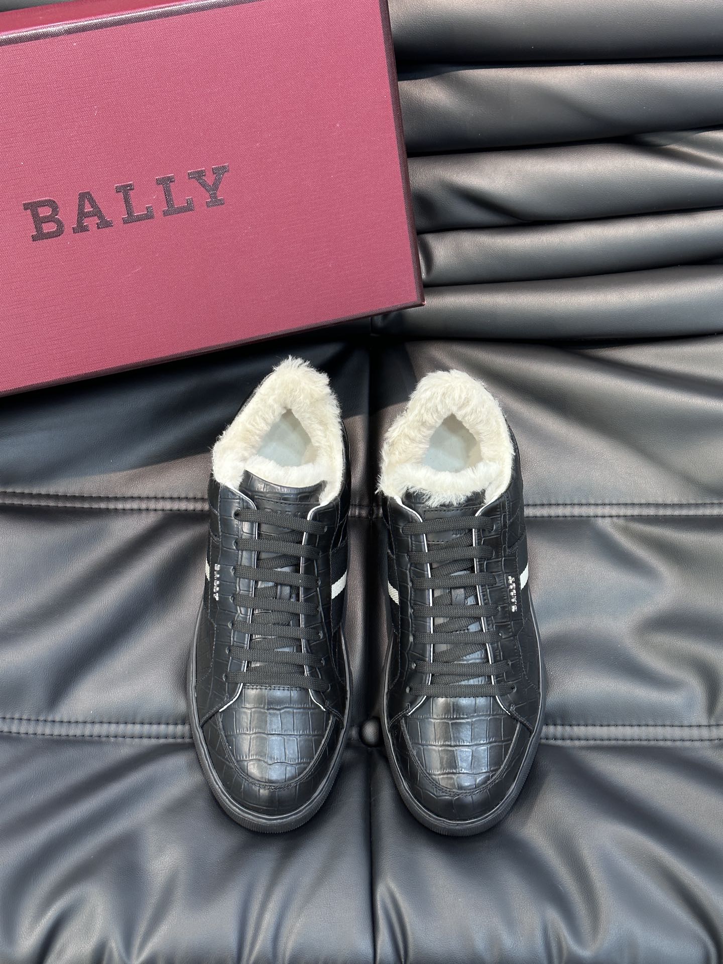 Bally/巴利秋冬羊毛保暖休闲鞋采用小牛皮鞋面进口羊毛内里皮质质感细腻光滑有光泽侧面饰有专用品牌黑白织