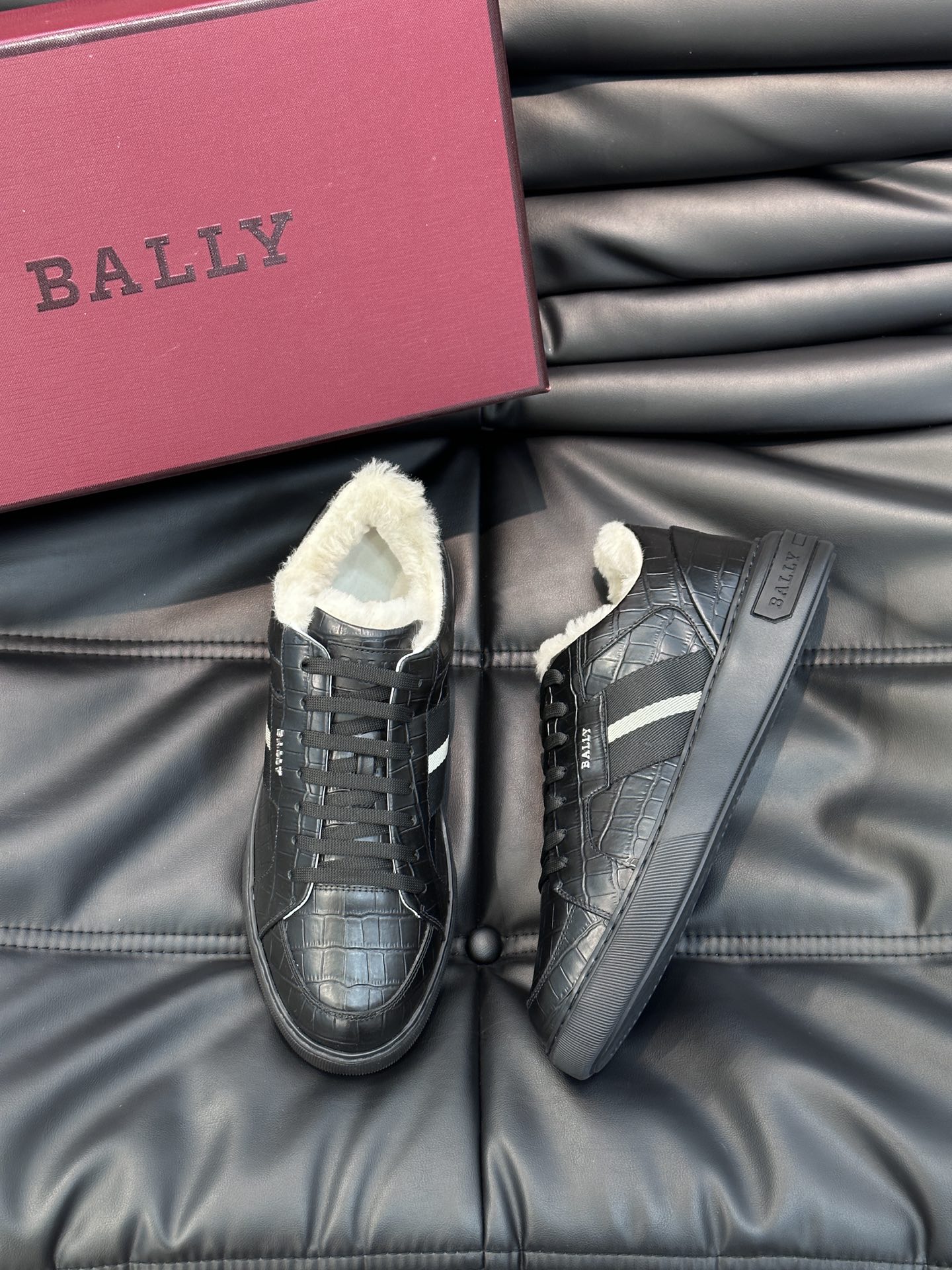 Bally/巴利秋冬羊毛保暖休闲鞋采用小牛皮鞋面进口羊毛内里皮质质感细腻光滑有光泽侧面饰有专用品牌黑白织