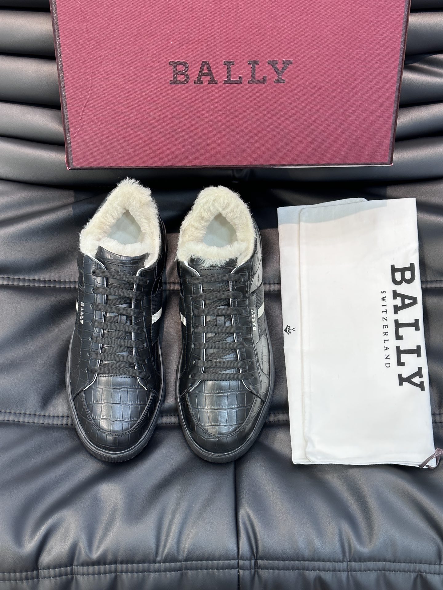 Bally/巴利秋冬羊毛保暖休闲鞋采用小牛皮鞋面进口羊毛内里皮质质感细腻光滑有光泽侧面饰有专用品牌黑白织