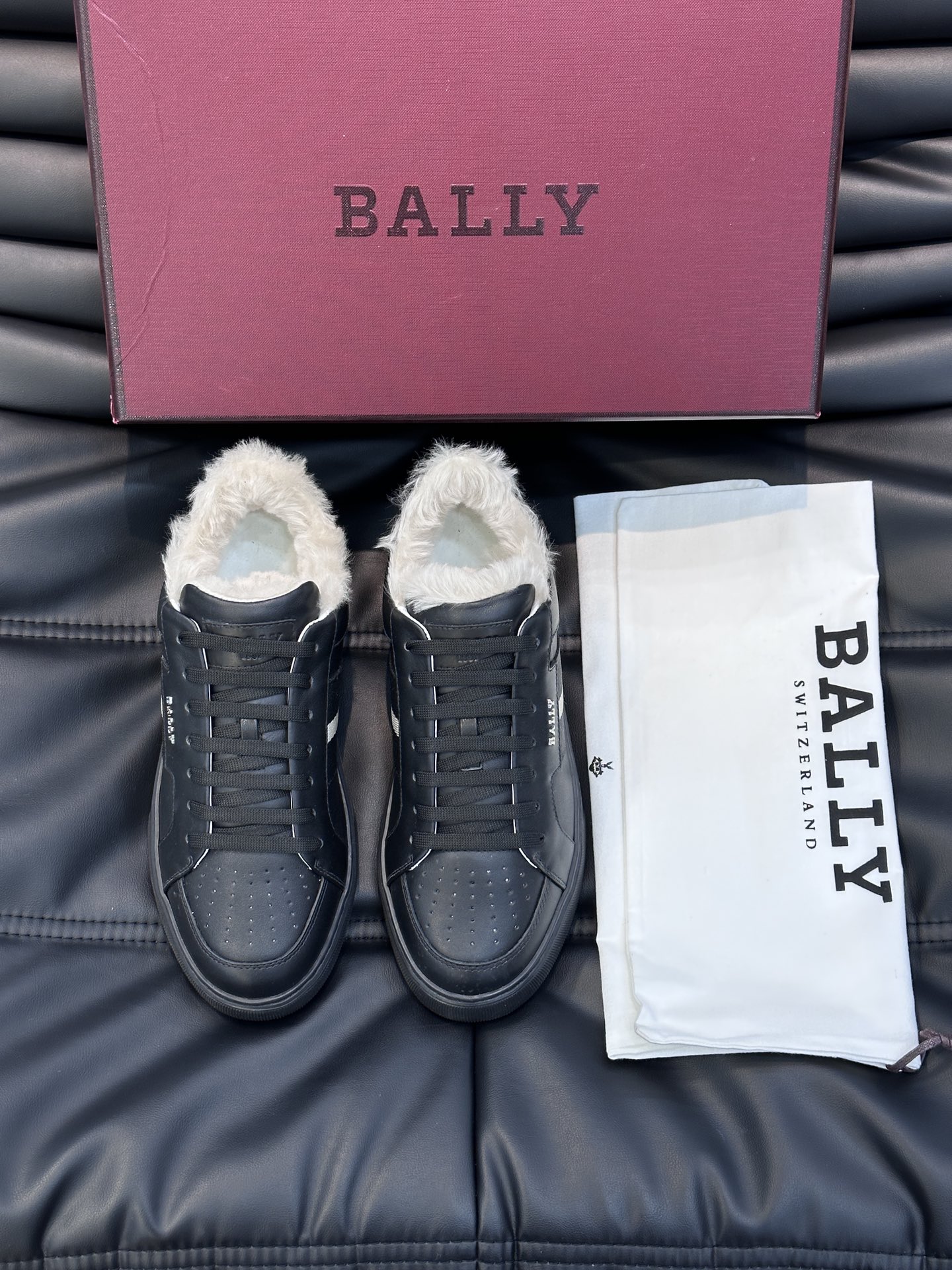 Bally/巴利秋冬羊毛保暖休闲鞋采用小牛皮鞋面进口羊毛内里皮质质感细腻光滑有光泽侧面饰有专用品牌黑白织