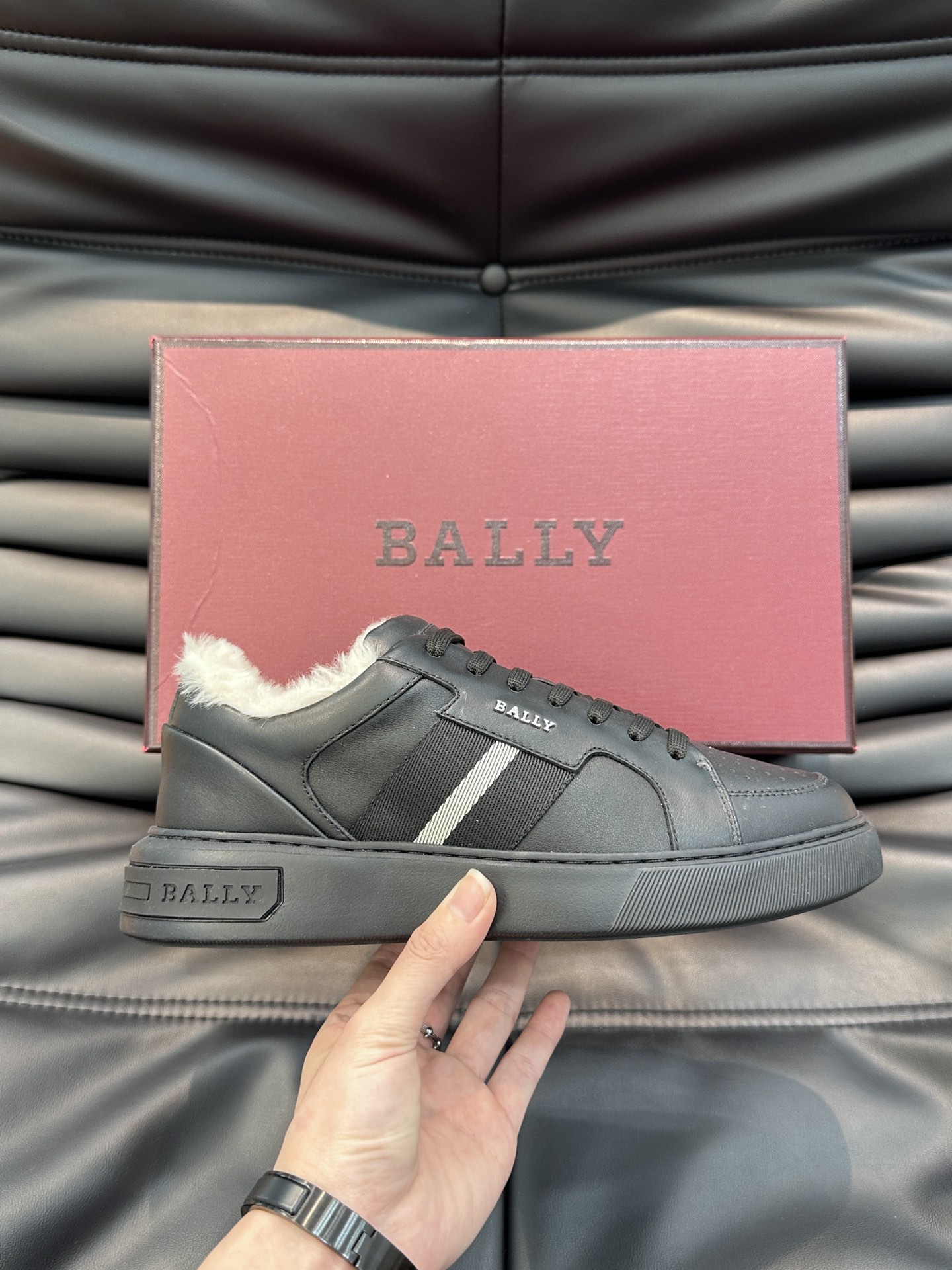 Bally/巴利秋冬羊毛保暖休闲鞋采用小牛皮鞋面进口羊毛内里皮质质感细腻光滑有光泽侧面饰有专用品牌黑白织