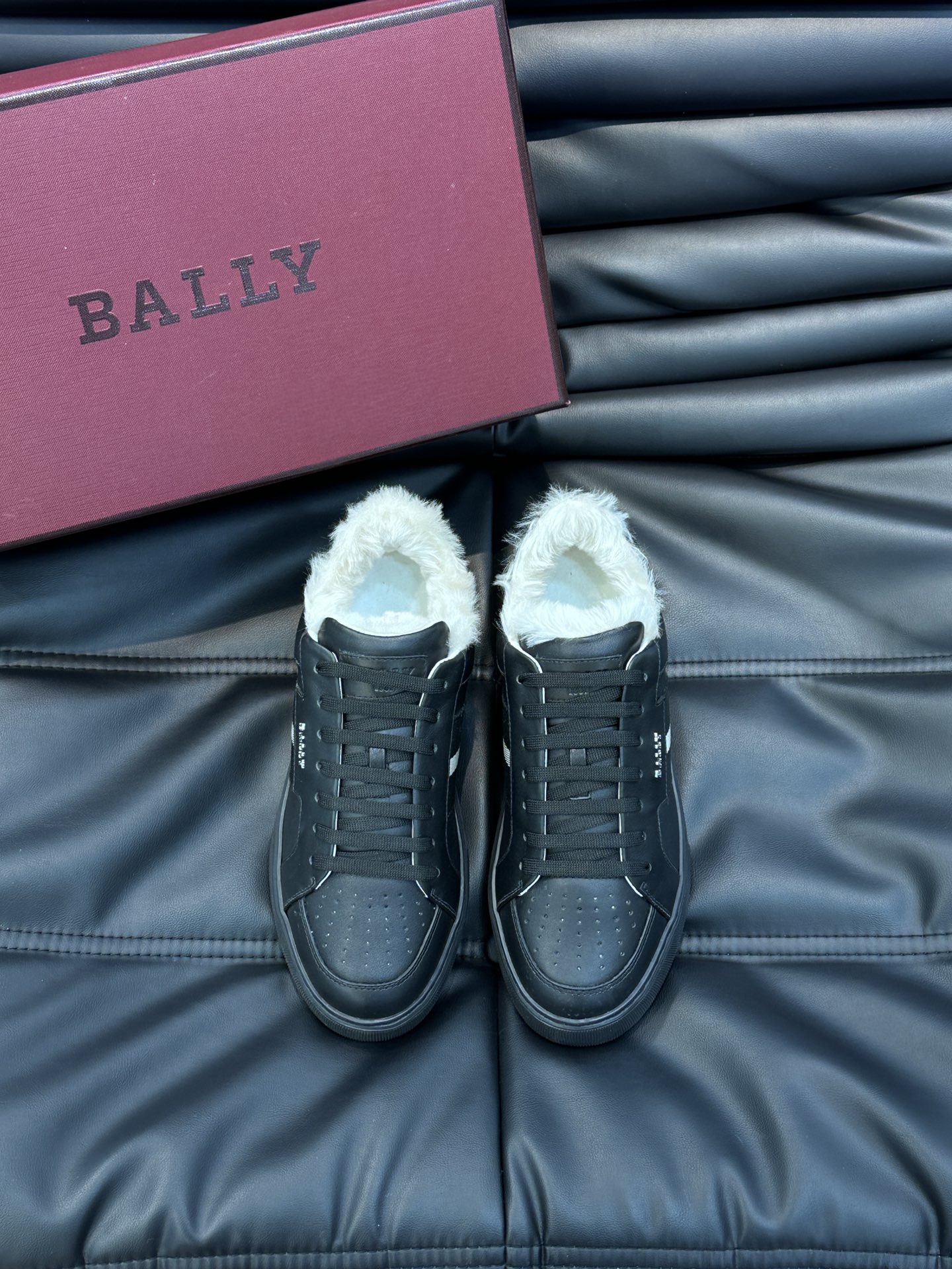 Bally/巴利秋冬羊毛保暖休闲鞋采用小牛皮鞋面进口羊毛内里皮质质感细腻光滑有光泽侧面饰有专用品牌黑白织