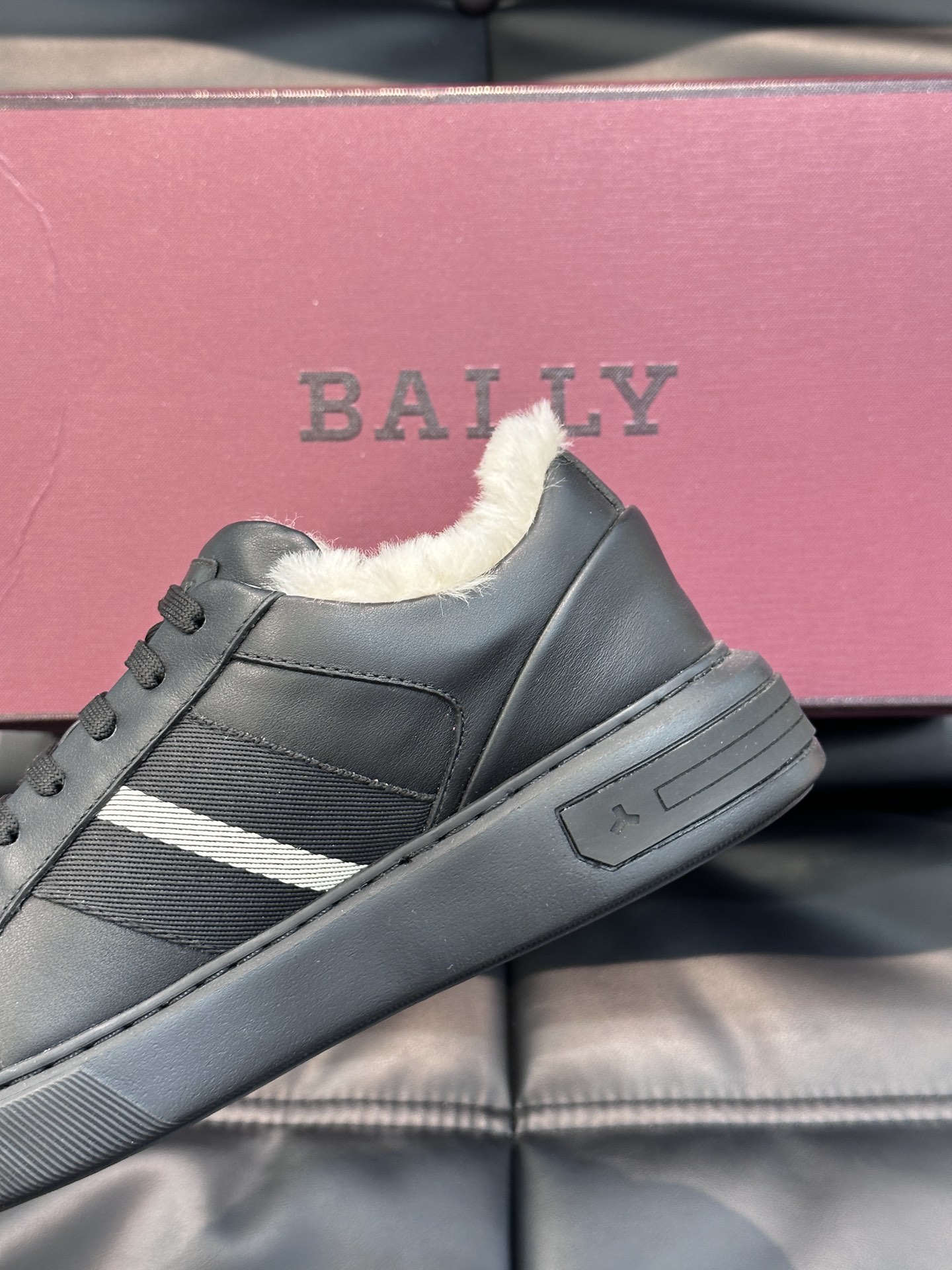 Bally/巴利秋冬羊毛保暖休闲鞋采用小牛皮鞋面进口羊毛内里皮质质感细腻光滑有光泽侧面饰有专用品牌黑白织